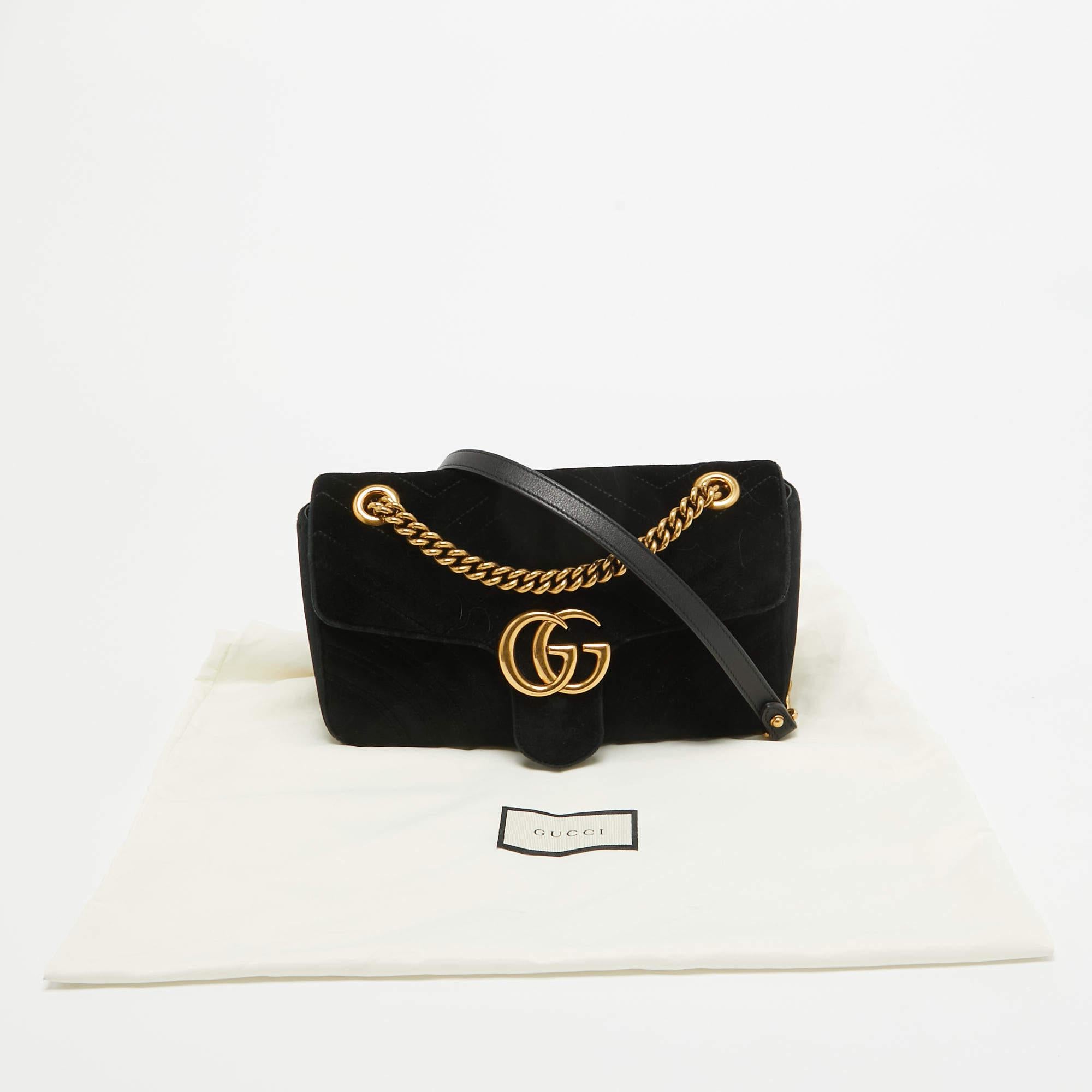 Gucci - Petit sac à bandoulière GG Marmont en velours matelassé noir en vente 10