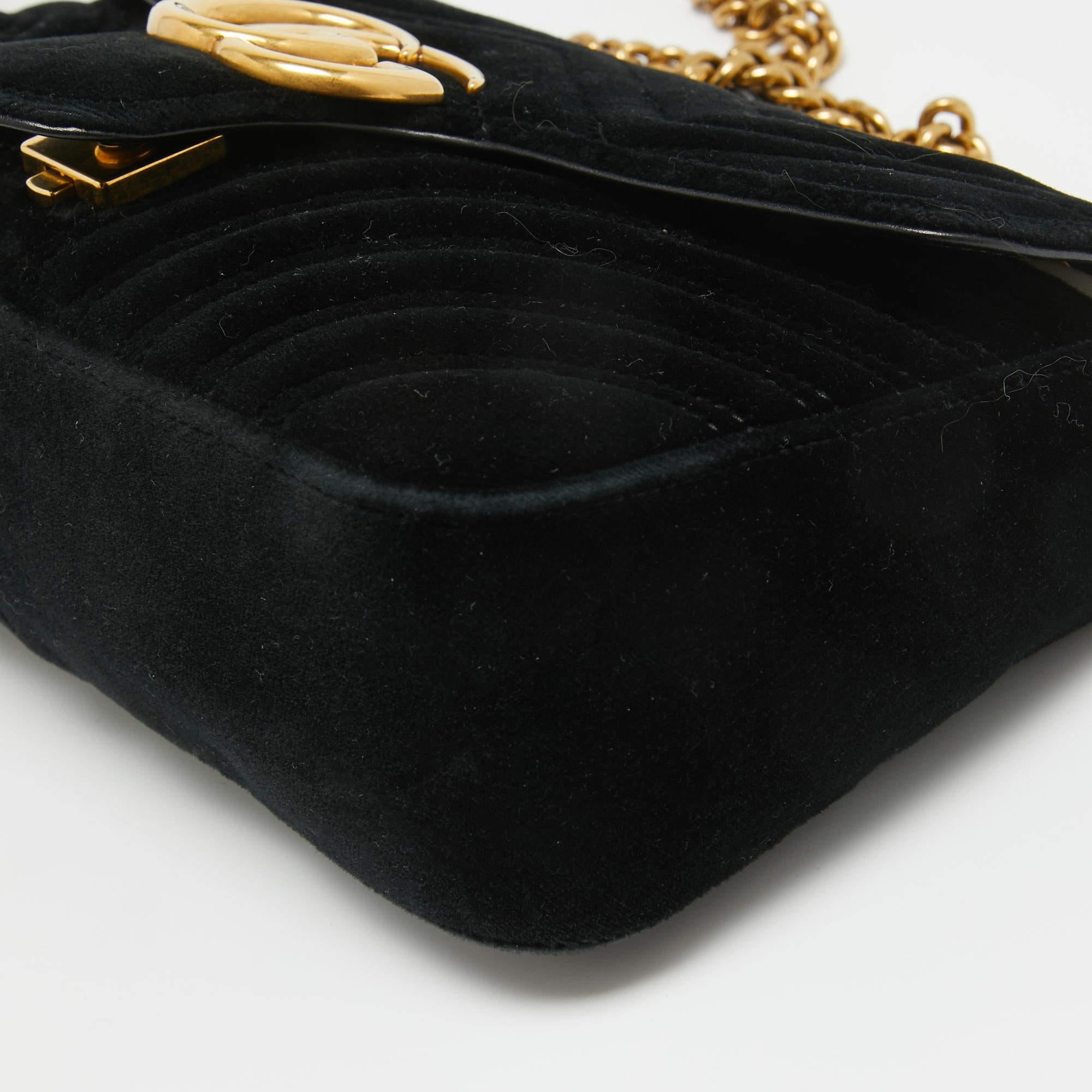Gucci - Petit sac à bandoulière GG Marmont en velours matelassé noir Pour femmes en vente