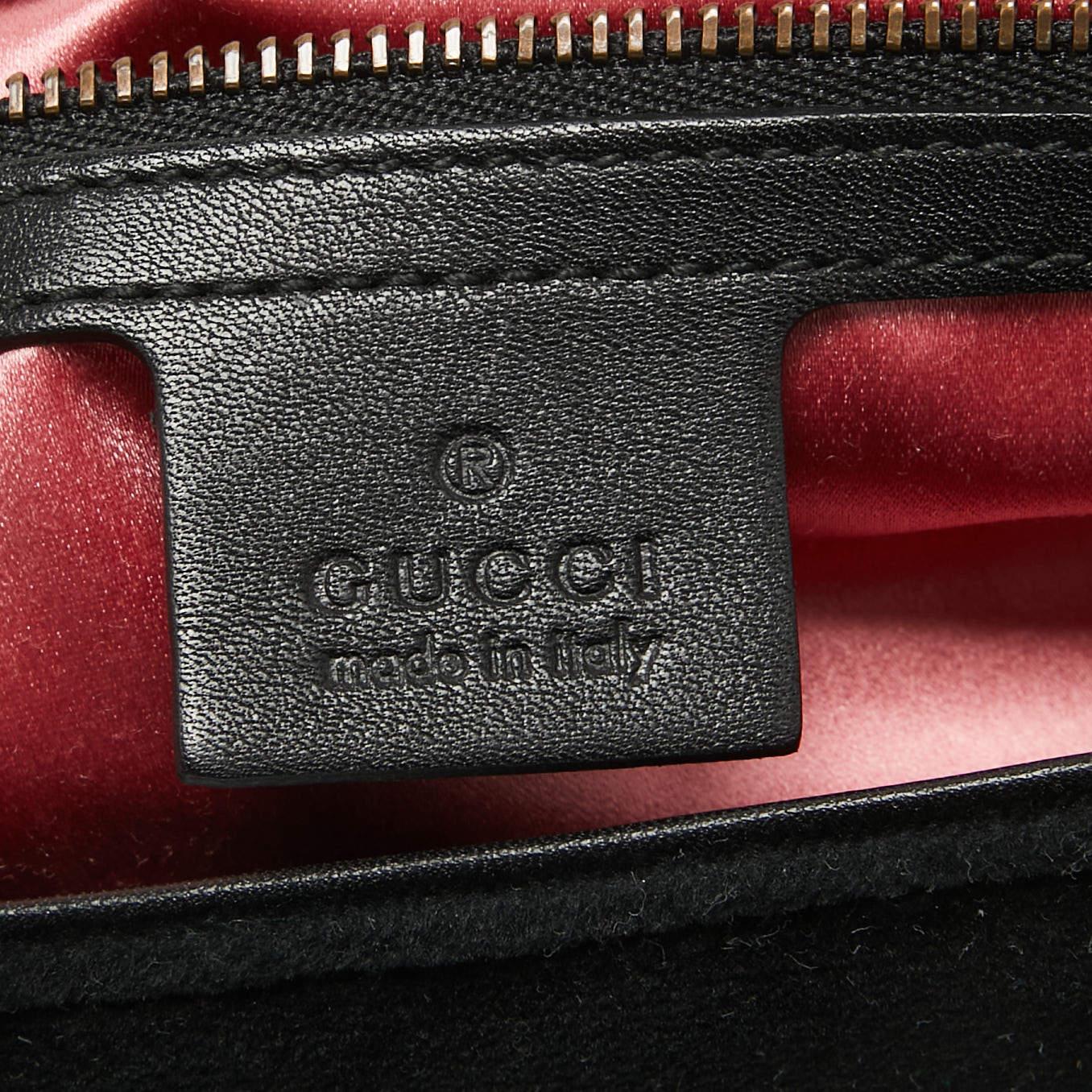 Gucci - Petit sac à bandoulière GG Marmont en velours matelassé noir en vente 1