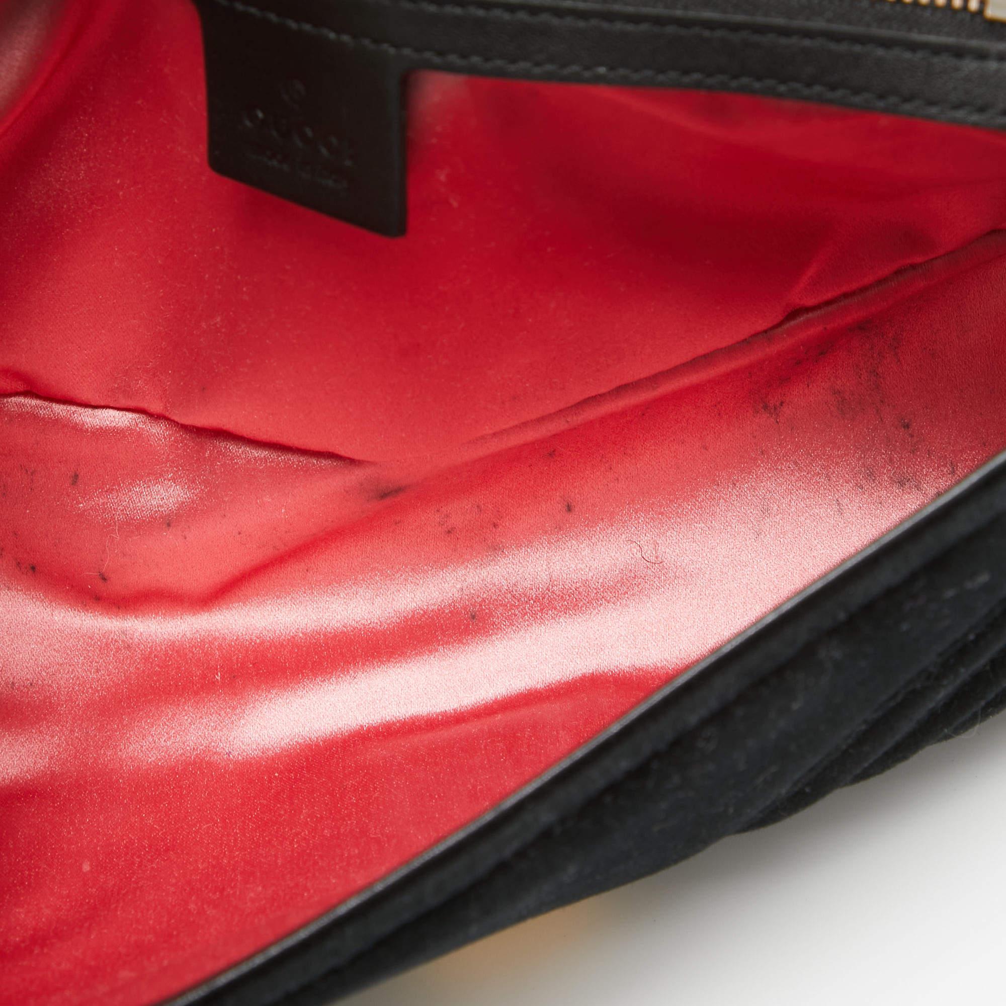 Gucci - Petit sac à bandoulière GG Marmont en velours matelassé noir en vente 3