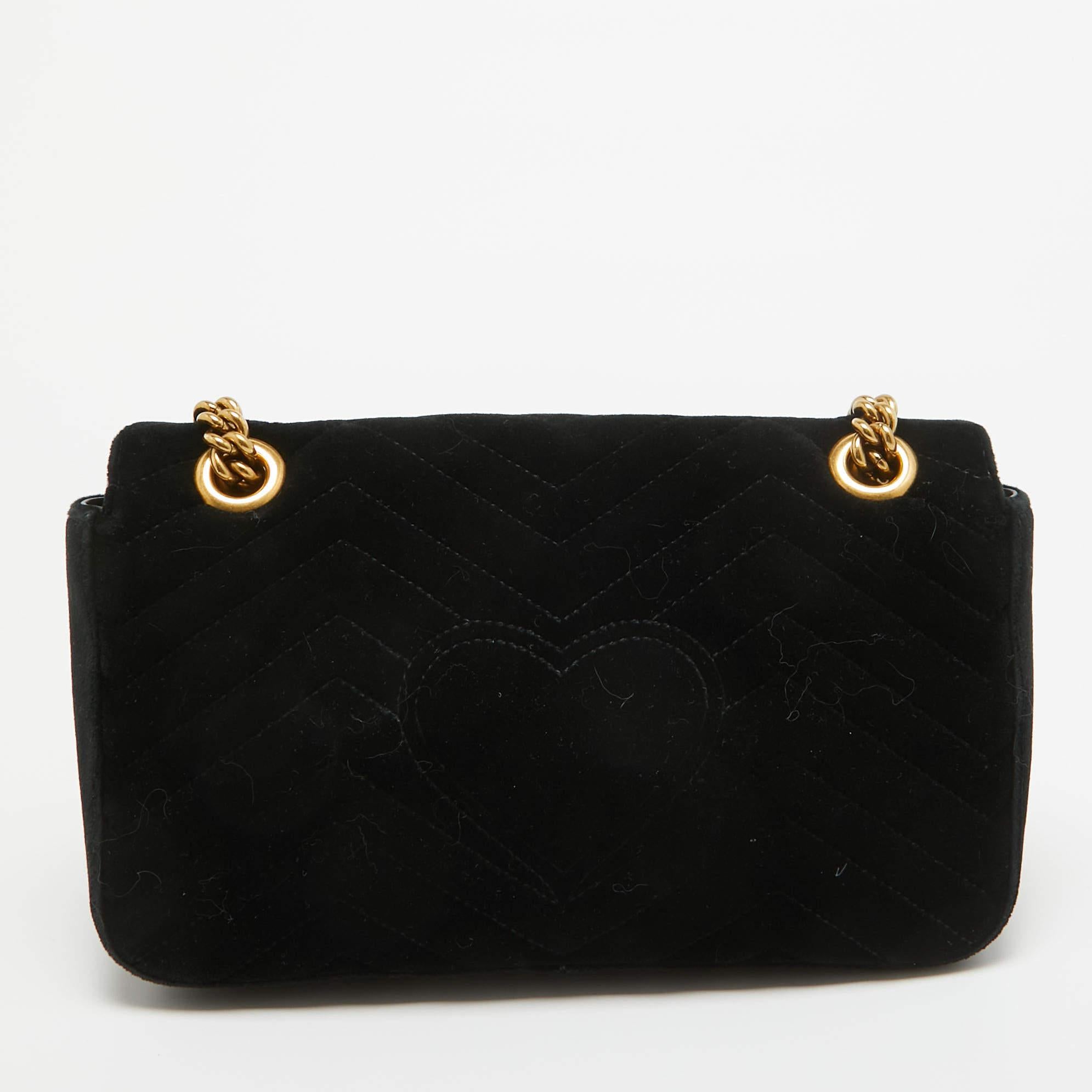 Gucci - Petit sac à bandoulière GG Marmont en velours matelassé noir en vente 4