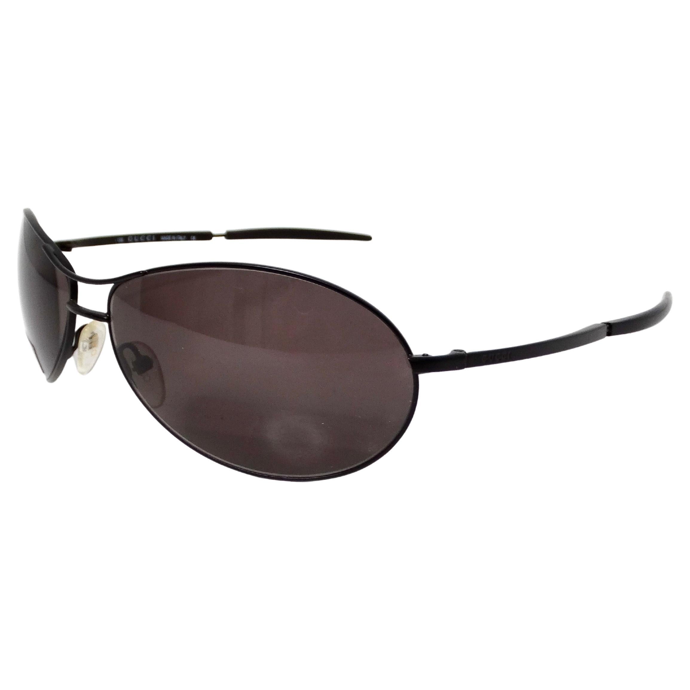 Les lunettes de soleil Aviator à monture métallique noire et verres teintés marron de Gucci, datant des années 1990, incarnent le luxe intemporel et la sophistication vintage. Fabriquées en métal noir élégant, ces lunettes de soleil emblématiques