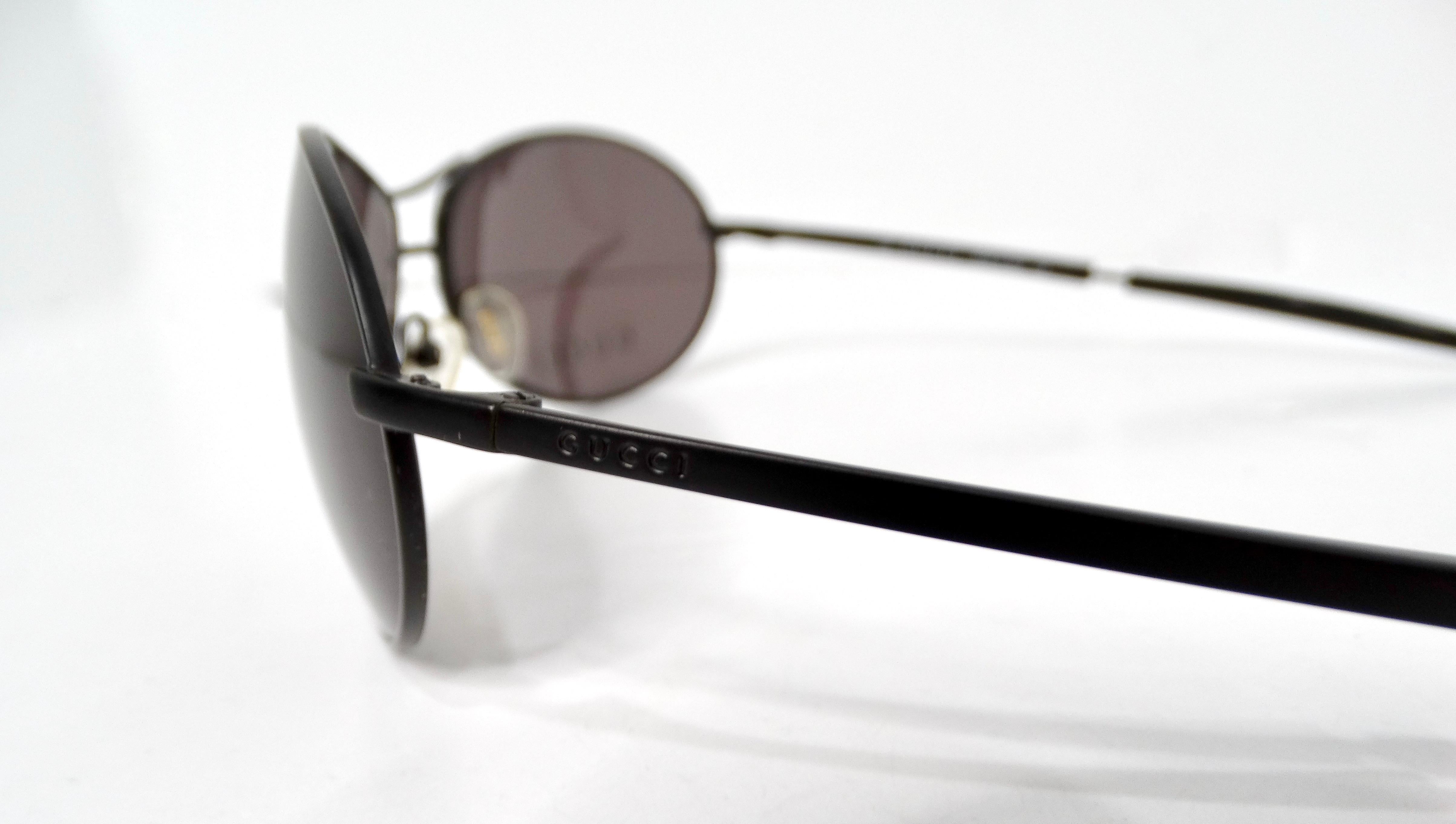Lunettes de soleil aviateur Gucci à monture métallique noire et verres teintés marron circa 1990 Bon état - En vente à Scottsdale, AZ