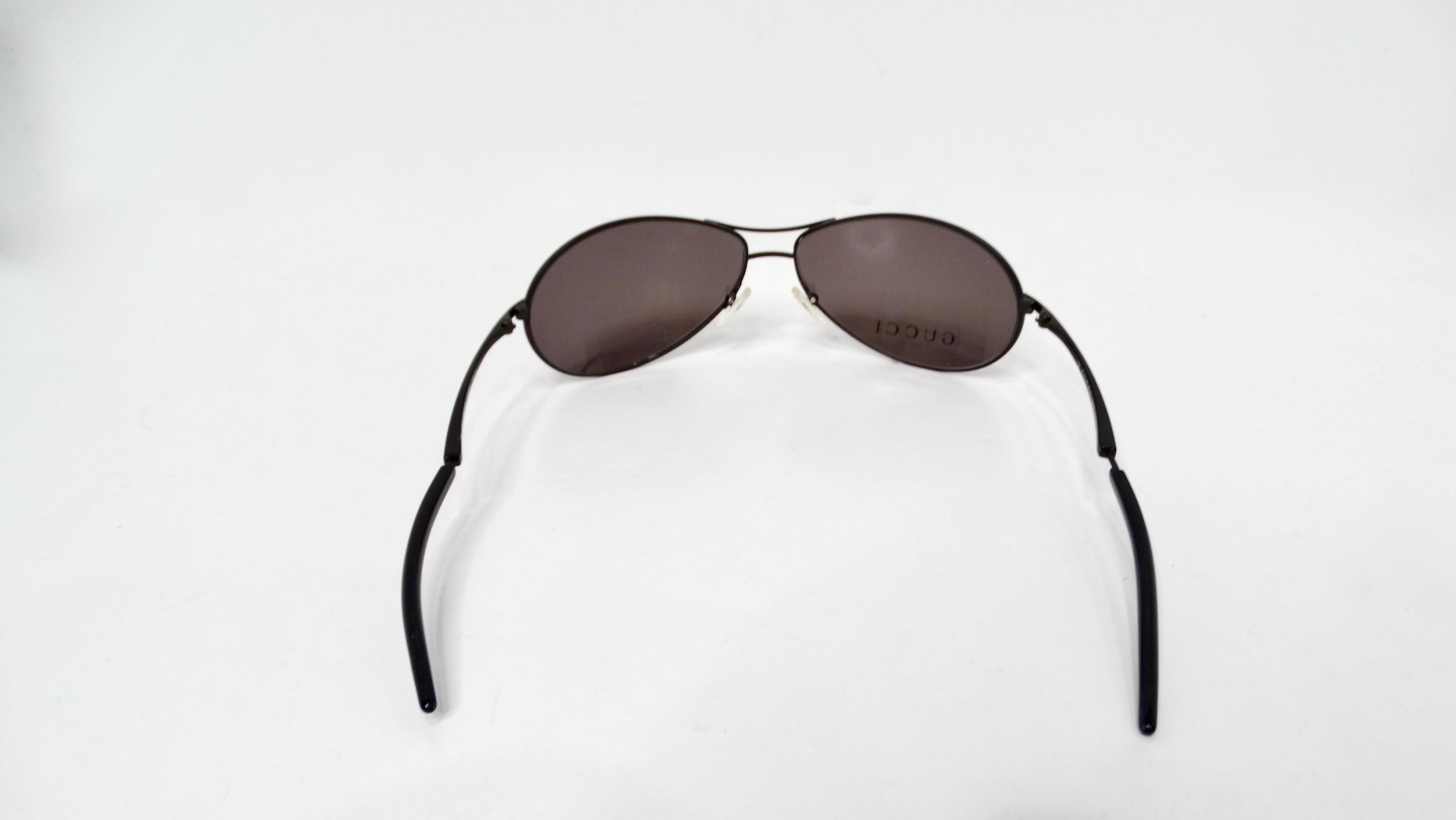 Lunettes de soleil aviateur Gucci à monture métallique noire et verres teintés marron circa 1990 Unisexe en vente