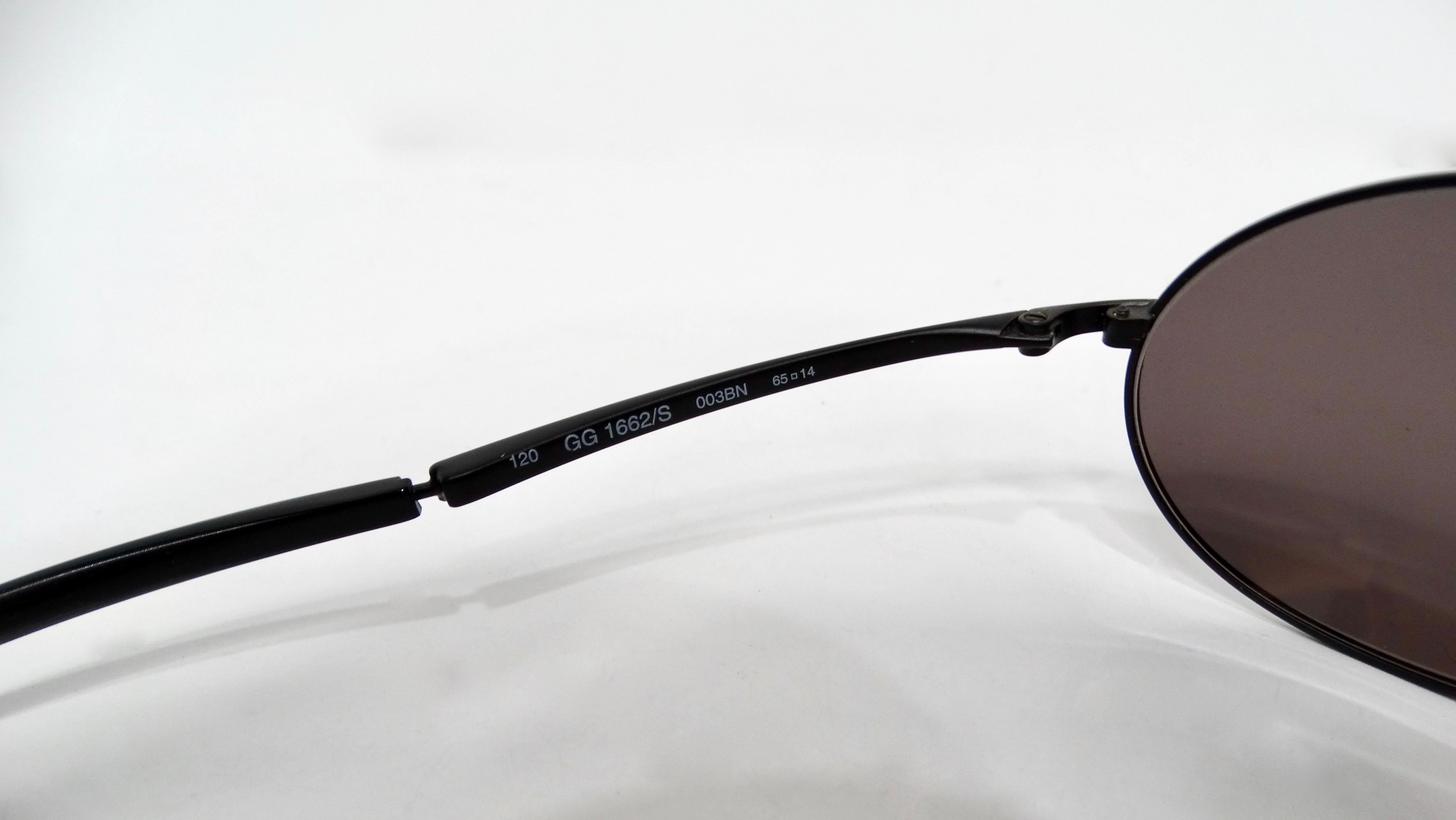 Lunettes de soleil aviateur Gucci à monture métallique noire et verres teintés marron circa 1990 en vente 1