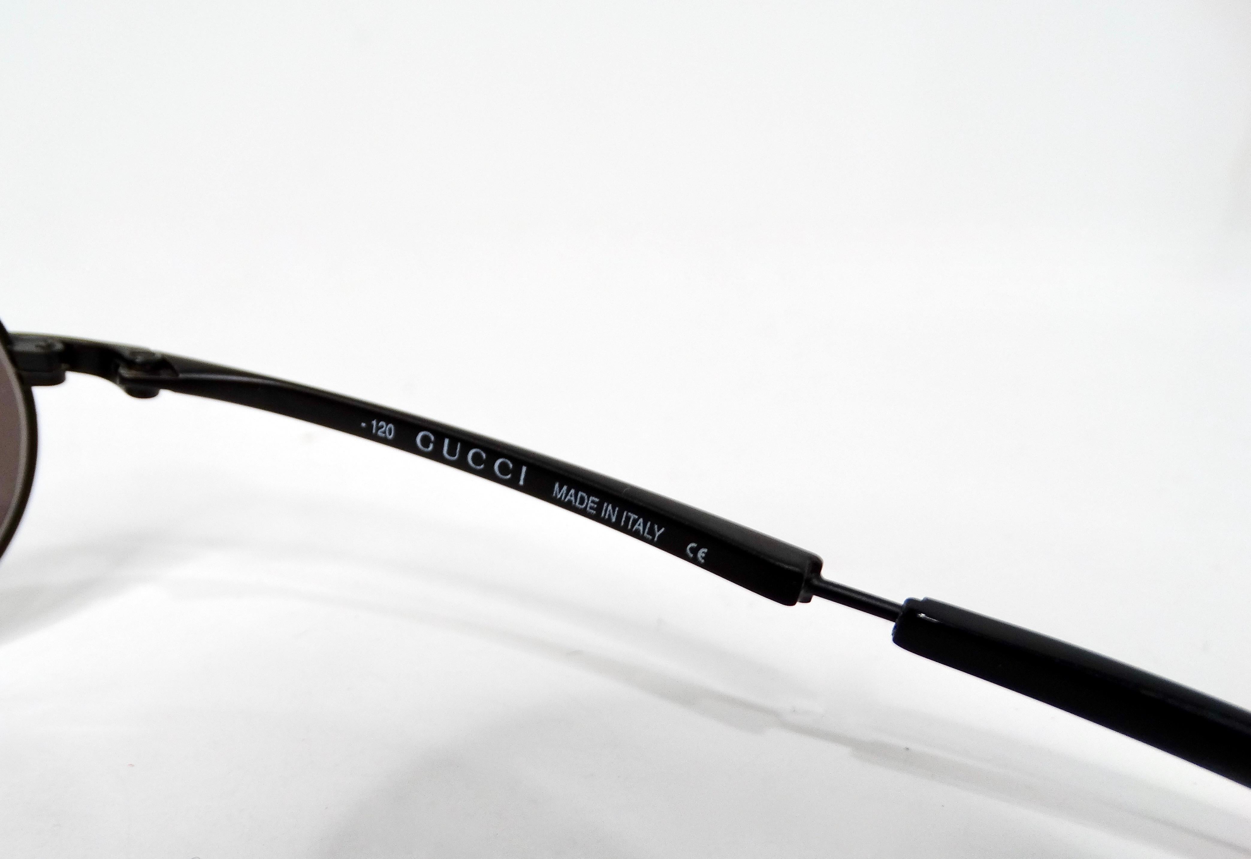 Lunettes de soleil aviateur Gucci à monture métallique noire et verres teintés marron circa 1990 en vente 2