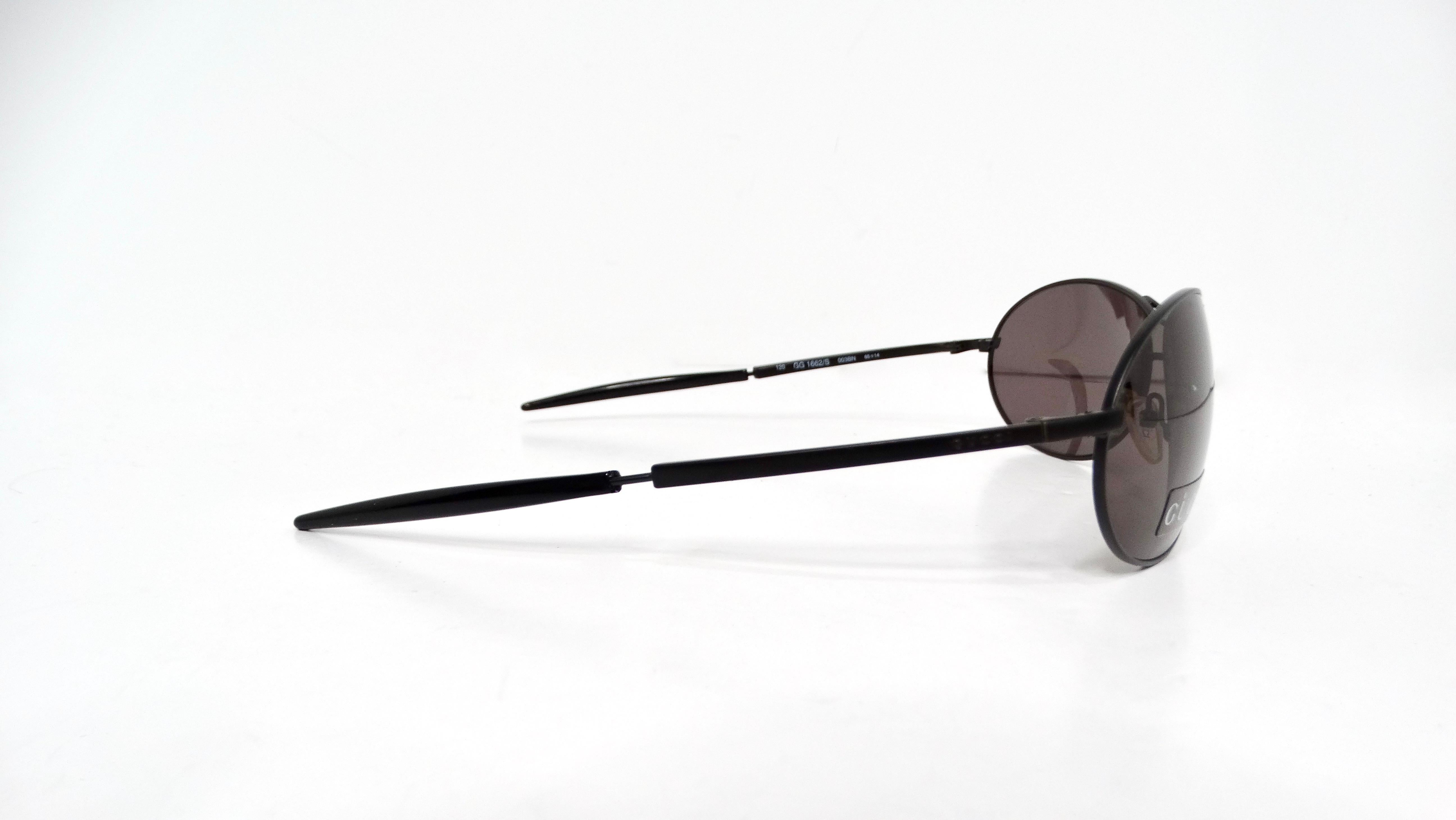 Lunettes de soleil aviateur Gucci à monture métallique noire et verres teintés marron circa 1990 en vente 3