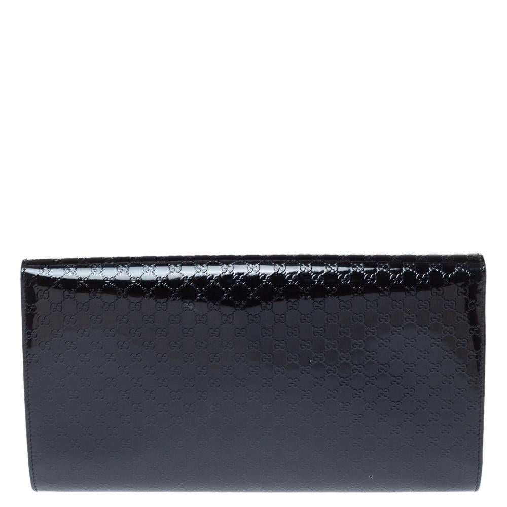 It is so easy to fall in love with this clutch from Gucci. Black in color and stunning in appeal, this creation will be a fantastic addition to your closet. Meticulously crafted from Microguccissima patent leather, this Broadway clutch comes styled