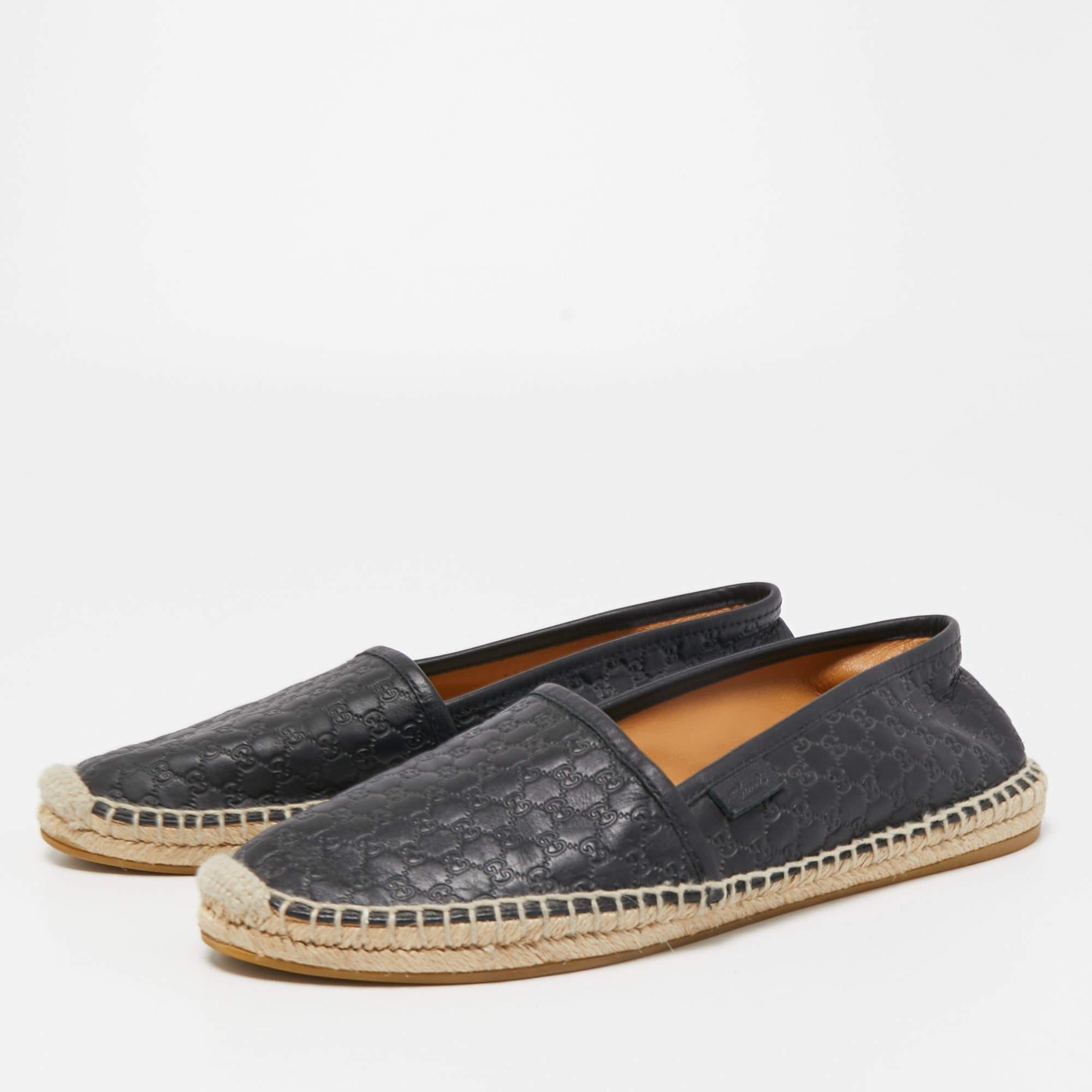 Let this comfortable pair be your first choice when you're out for a long day. These Gucci espadrilles have well-sewn uppers beautifully set on durable soles.

