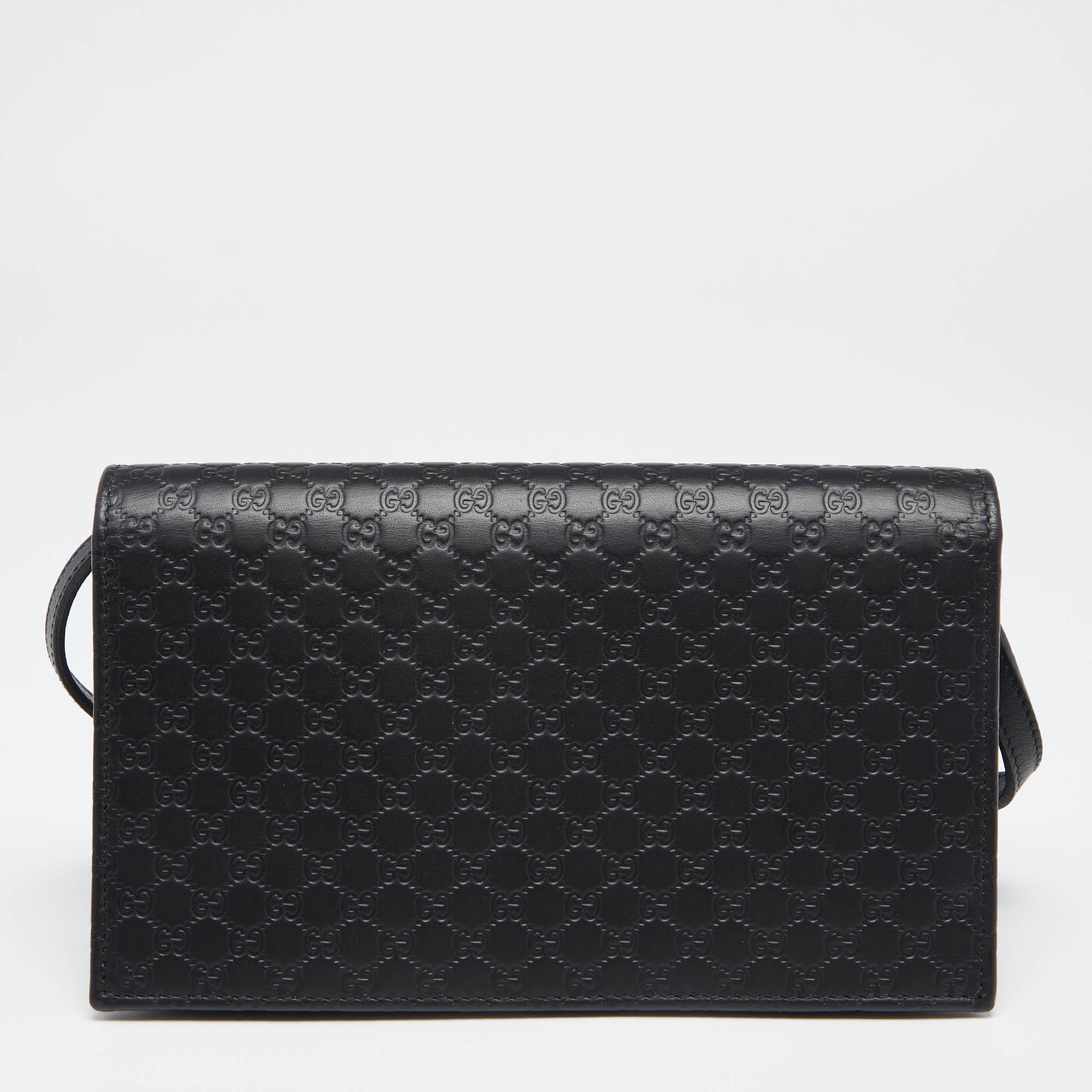 Created to provide you with everyday ease, this Gucci bag features a shoulder strap and a well-sized interior. The usage of the signature Microguccissima leather in the construction and the brand signature on the front flap offers it a luxe
