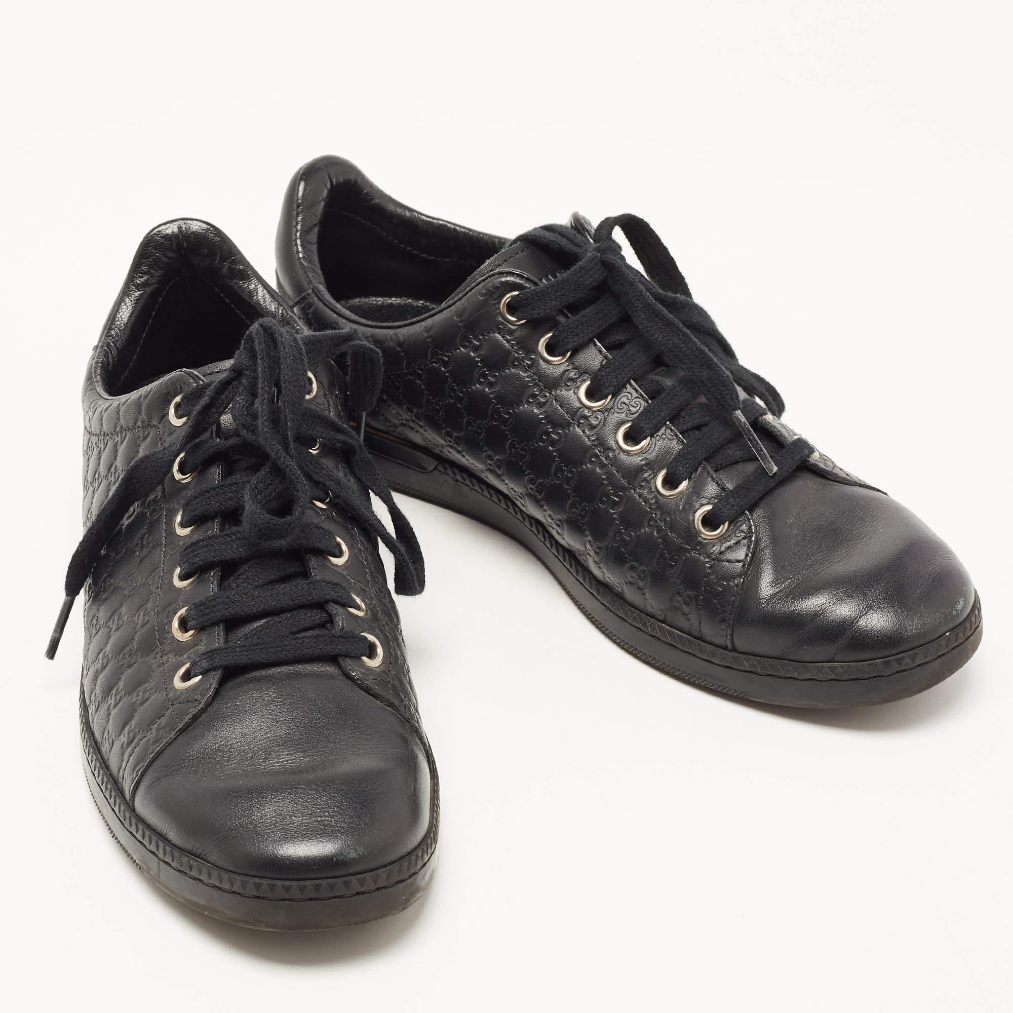 Gucci Black Microguccissima Leather Low Top Sneakers Size 35.5 In Good Condition For Sale In Dubai, Al Qouz 2