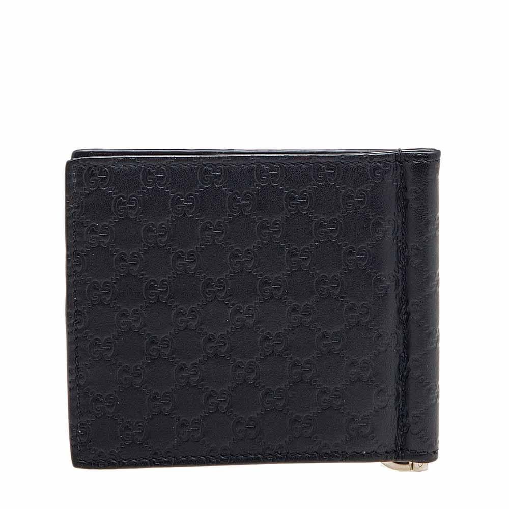 Keep your everyday belongings safe in this Money Clip wallet from the House of Gucci. It is designed using black Microguccissima leather on the exterior. It features a well organized fabric-leather interior and silver-tone hardware. Add this