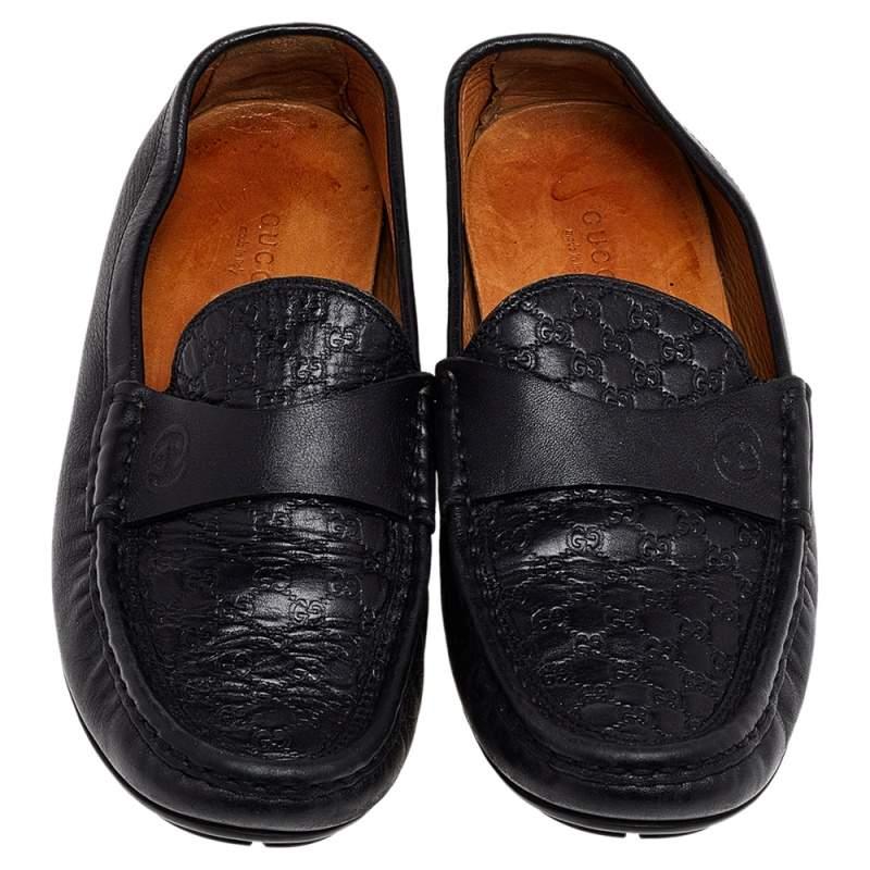 Diese Gucci Loafers sind gut gemacht und so schick! Sie sind mit Microguccissima-Leder überzogen, mit Riemen versehen und an den Innensohlen mit Leder gefüttert, um Ihren Füßen einen weichen Komfort zu bieten. Sie lassen sich leicht anziehen und