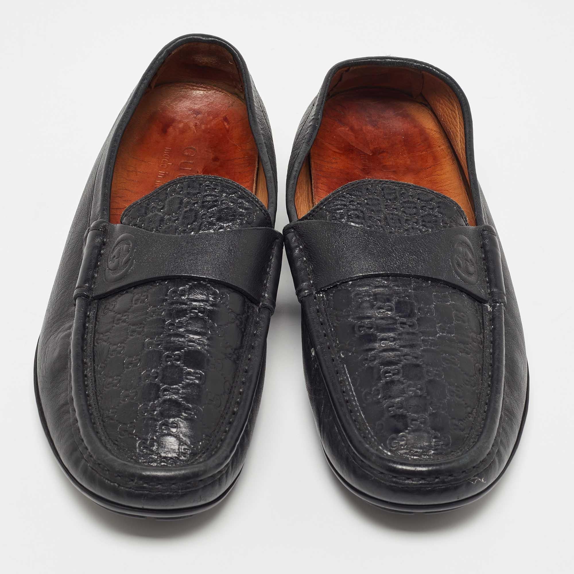 Praktisch, modisch und strapazierfähig - diese Gucci Loafers sind sorgfältig gefertigt, um Ihren täglichen Stil zu begleiten. Sie werden aus den besten MATERIALEN hergestellt und sind ein wertvoller Kauf.

