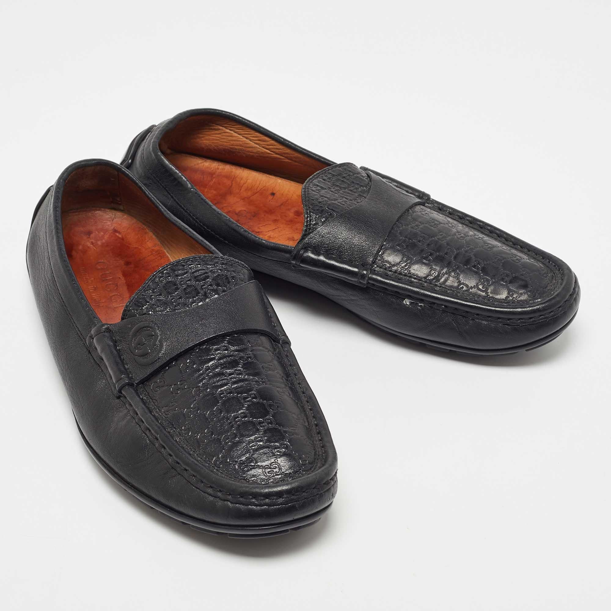 Gucci Schwarz Microguccissima Leder Slip On Loafers Größe 40.5 im Zustand „Gut“ im Angebot in Dubai, Al Qouz 2