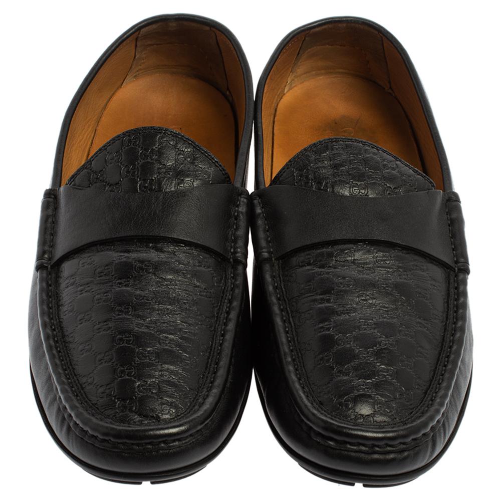 These Gucci loafers are well-made and so smart! They are covered in microguccissima leather, detailed with straps, and lined with leather on the insoles to provide a soft comfort to your feet. They are easy to slip on, and they are surely going to