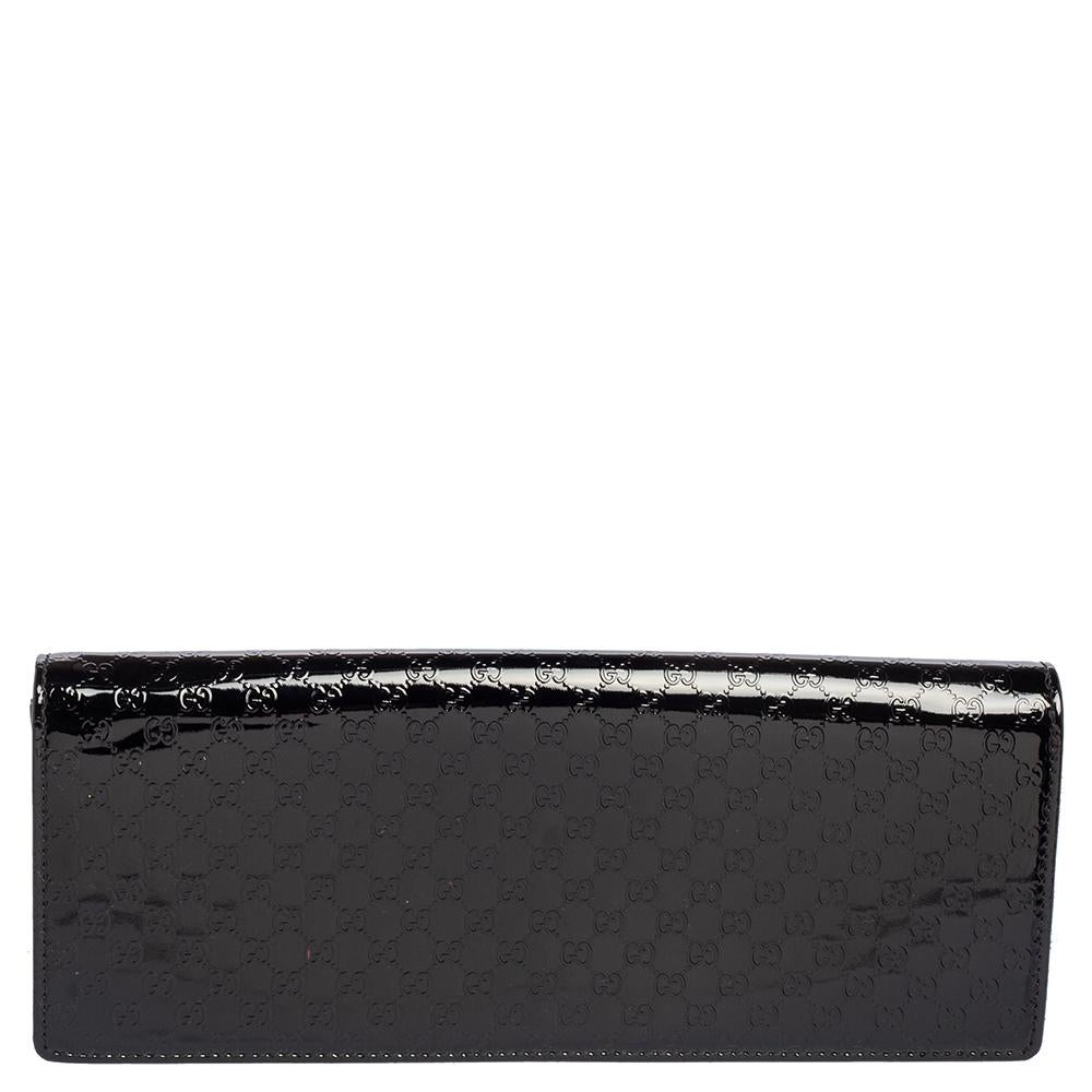 It is so easy to fall in love with this clutch from Gucci. Black in color and stunning in appeal, this creation will be a fine addition to your closet. Meticulously crafted from Microguccissima patent leather, this Broadway clutch comes styled with