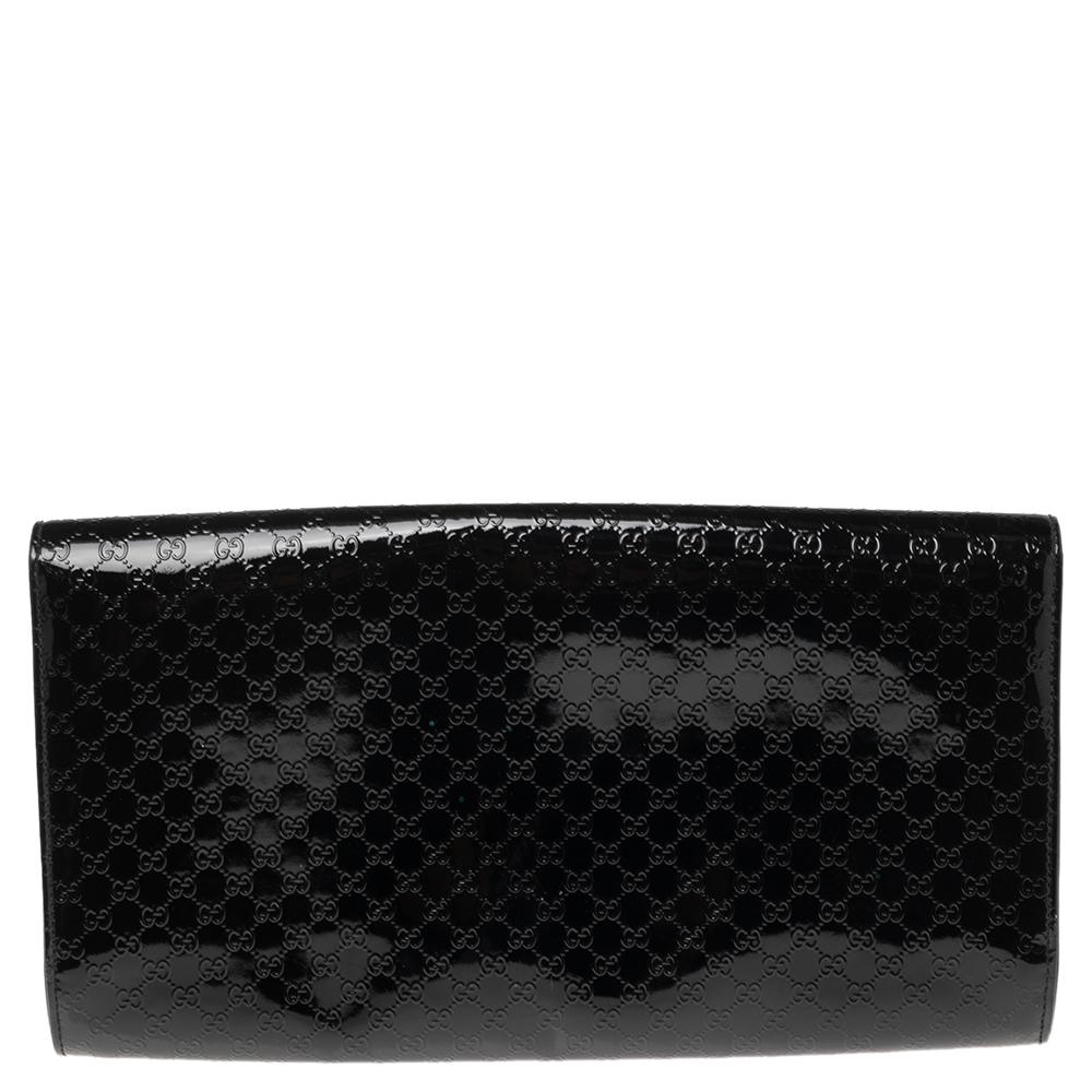 It is so easy to fall in love with this clutch from Gucci. Black in color and stunning in appeal, this creation will be a fine addition to your closet. Meticulously crafted from Microguccissima patent leather, this Broadway clutch comes styled with