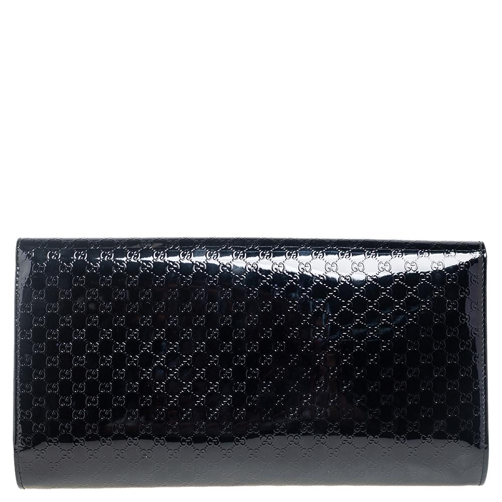 It is so easy to fall in love with this clutch from Gucci. Black in color and stunning in appeal, this creation will be a fine addition to your closet. Meticulously crafted from Microguccissima patent leather, this Broadway clutch comes styled with