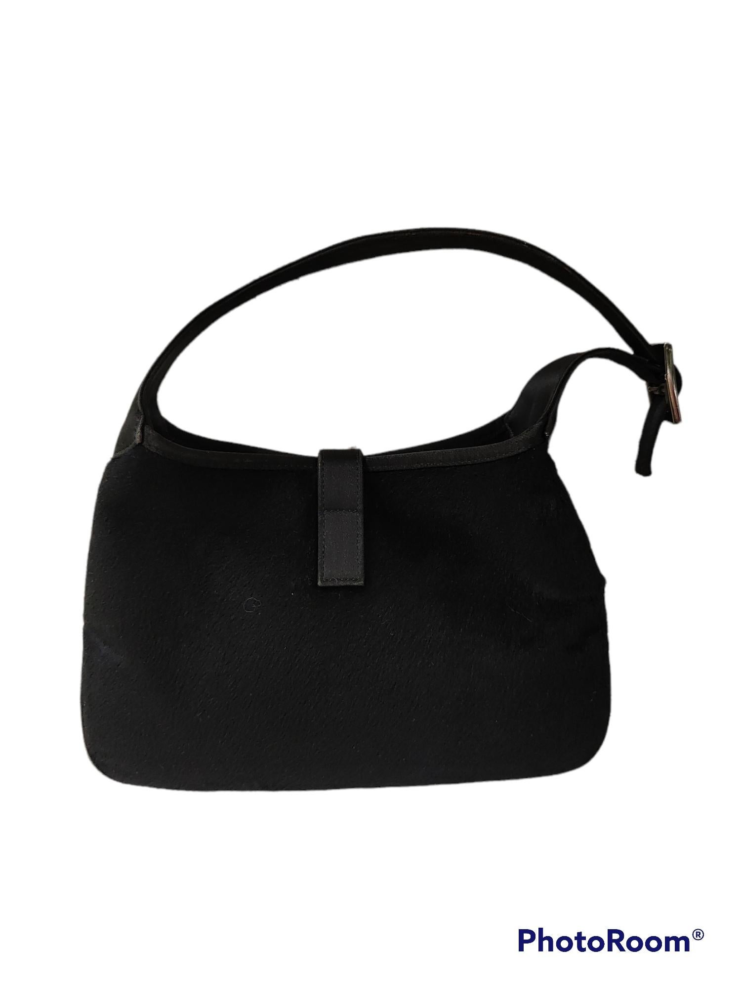 Gucci black leather black pony hair micro jackie shoulder bag
totally made in italy
measurements: 16 * 23 cm