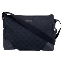 Bolso de hombro cruzado de lona con monograma negro de Gucci