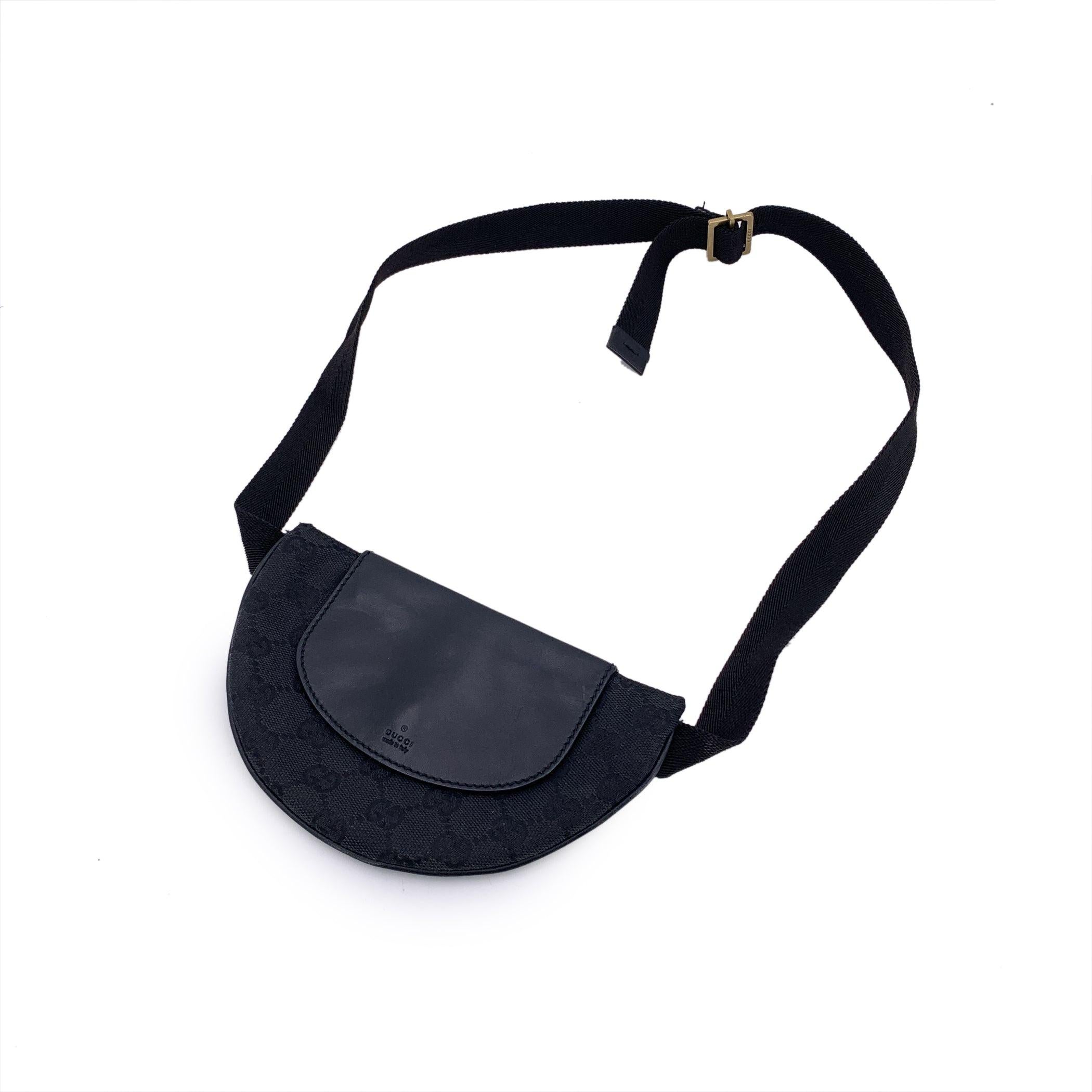 Élégant et inimitablement Gucci, ce sac à ceinture Half Moon est un classique de l'an 2000 à l'élégance citadine. Confectionnée en toile noire emblématique portant le monogramme GG et dotée de finitions en cuir lisse noir, sa silhouette incurvée