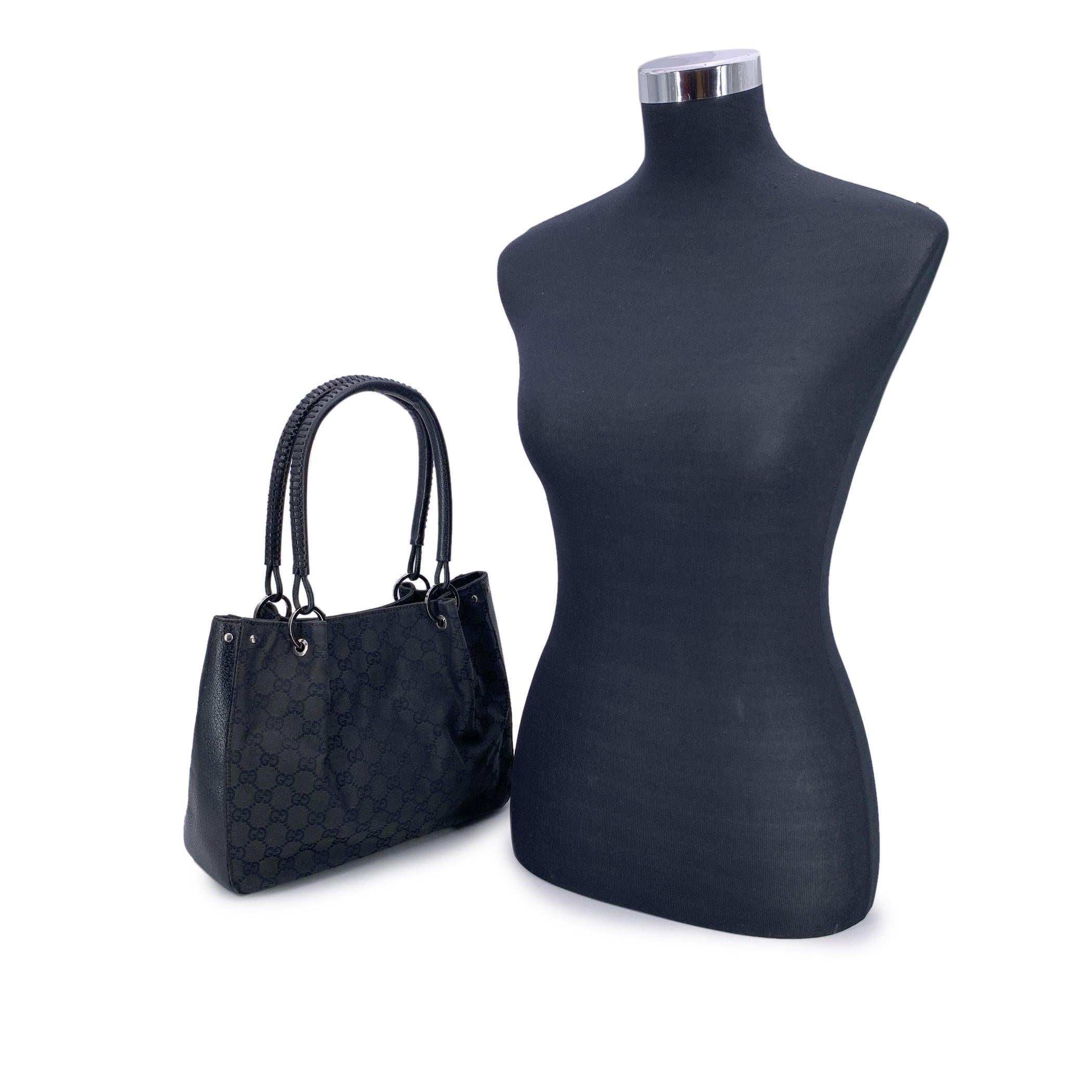 Un bellissimo richiamo al lusso senza sforzo, questa tote in tela denim nera di Gucci cattura l'essenza dell'eleganza quotidiana con un tocco utilitaristico. Realizzata in denim nero Monogram e rifinita con manici e finiture in pelle nera, unisce la