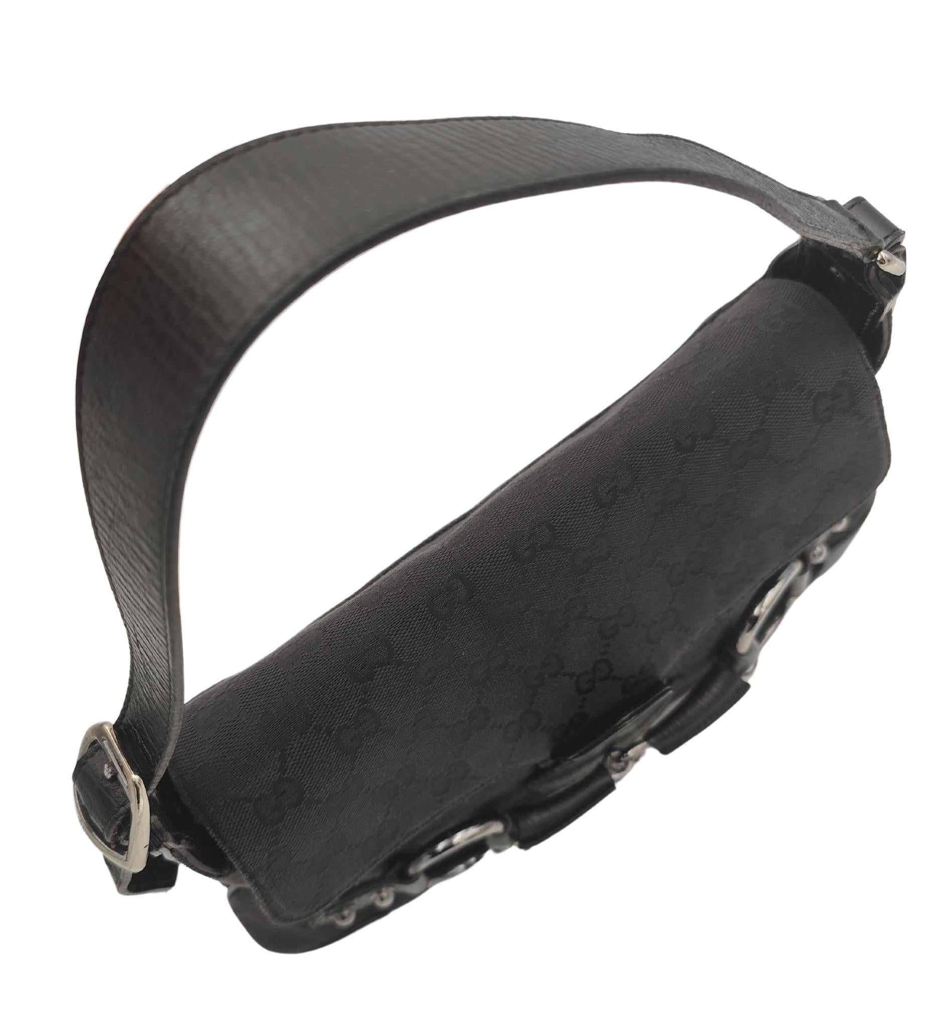 Women's or Men's Gucci black monogram horsebit chain shoulder bag For Sale