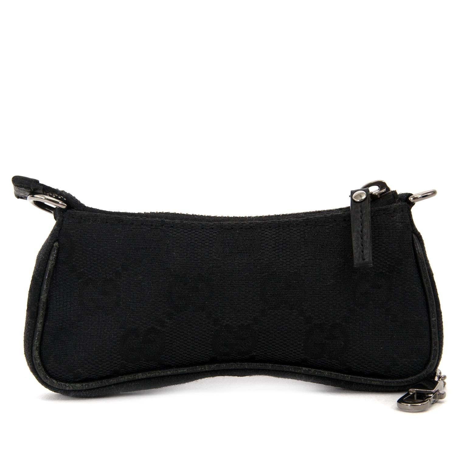 Very good condition

Gucci Black Monogram Key Case

A very practical accessory to hold your keys and coins by Gucci. 
It features the GG monogram in black and is finished with silver-tone hardware.
Practical and stylish for every day use! 