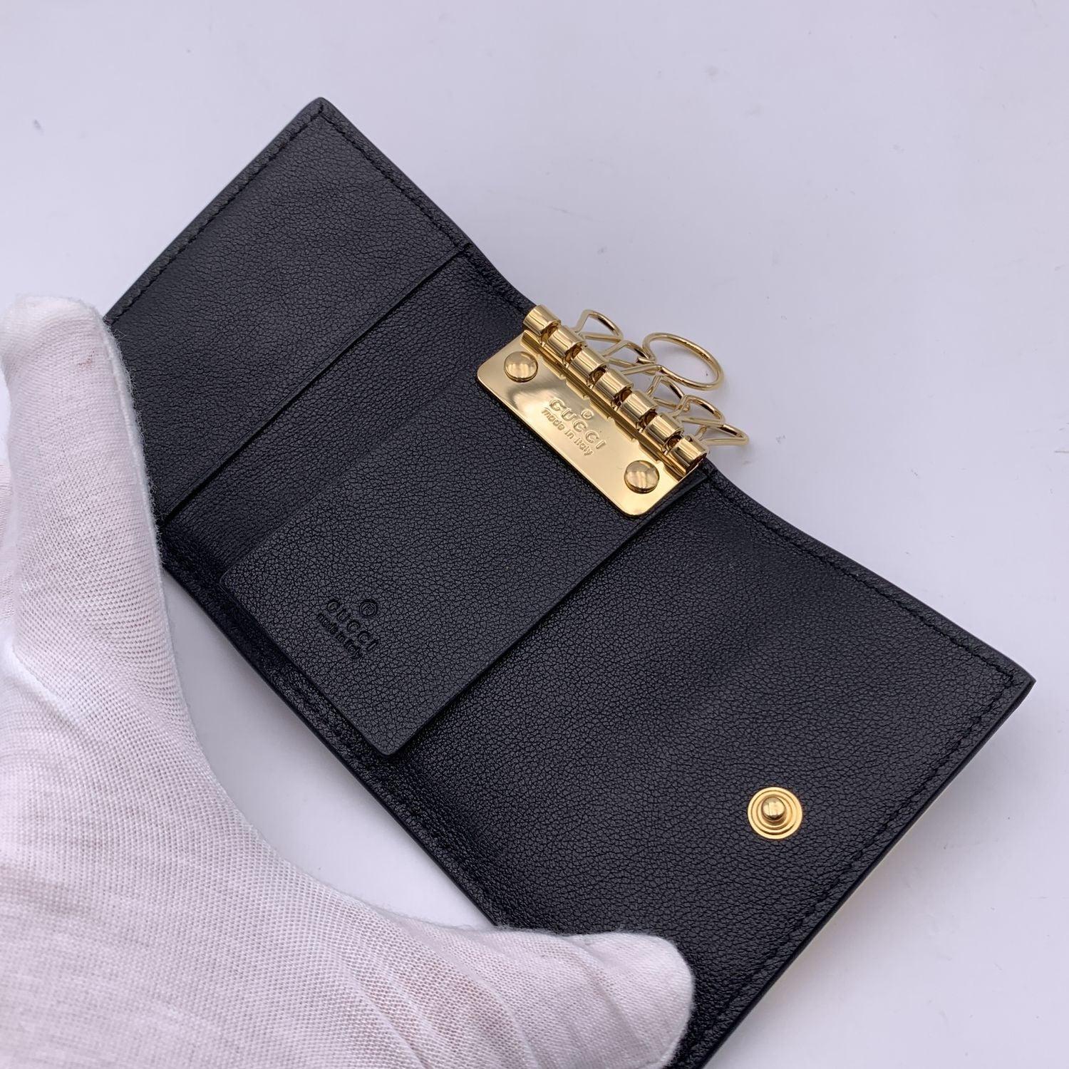 Gucci Wonka 6 Schlüsselanhänger-Etui mit schwarzem Monogramm aus Leder Wonka im Angebot 1