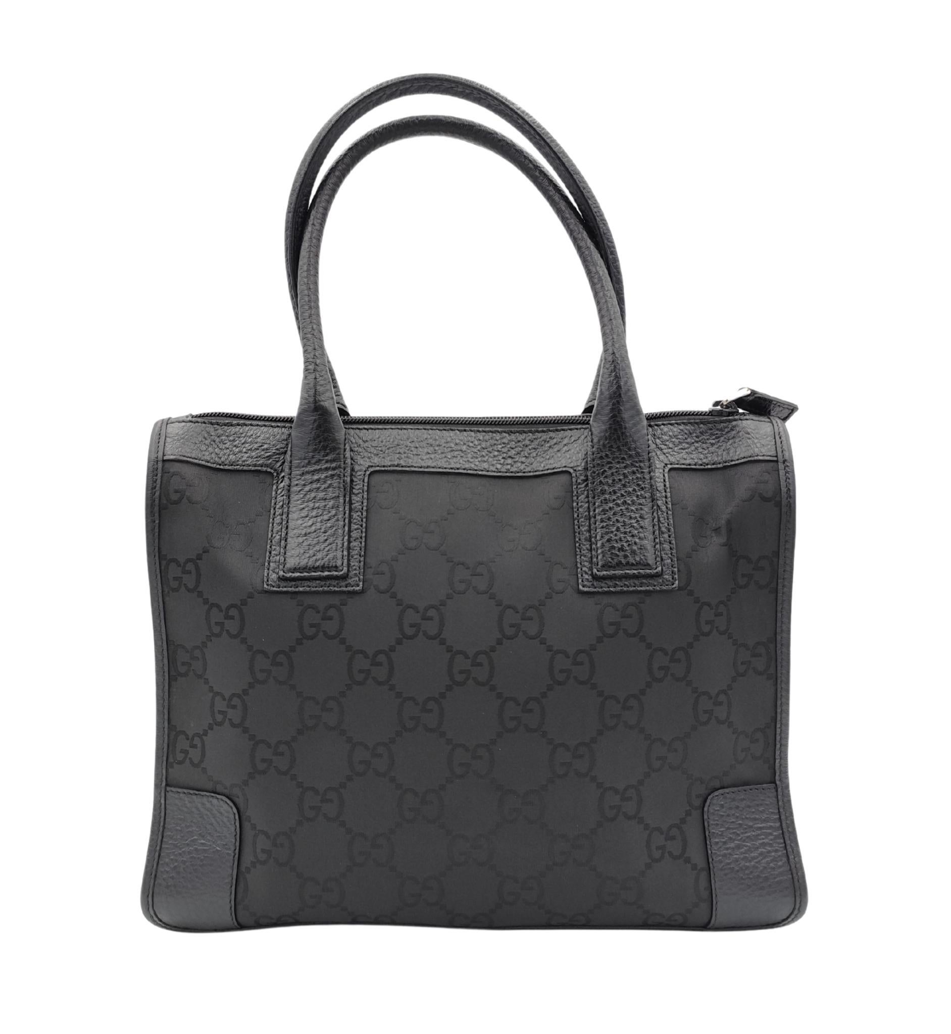 Borsa Gucci
Pelle nera e nylon con logo stampato
Chiusura a cerniera

Misure: 
31x26x10 cm
caduta di 16 cm

12x10x4 in
caduta di 6,25 pollici

Ottime condizioni
Piccoli segni d'uso