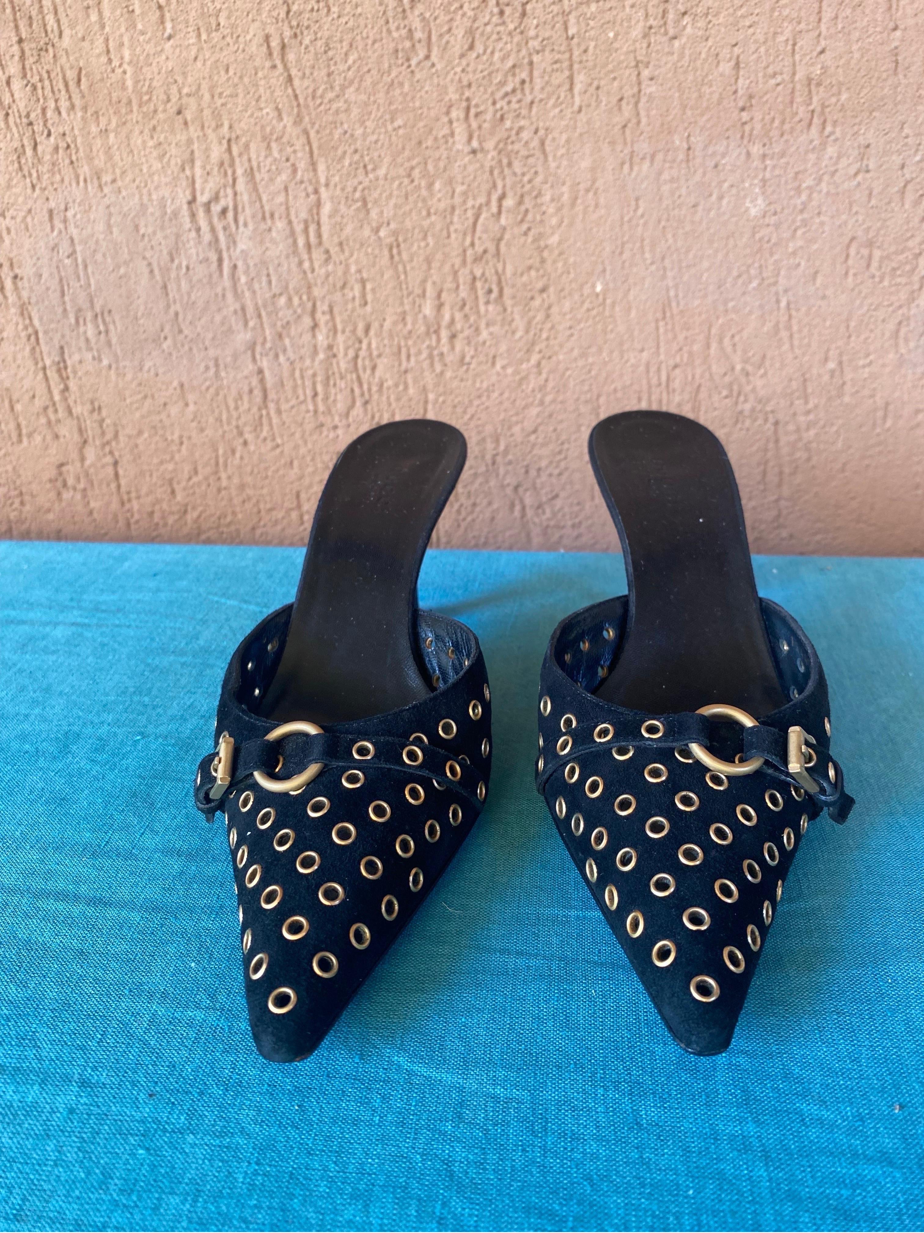 Gucci clog shoe from the 90s.
In suede with studs and golden strap.
Number 35 C.
Heel 6 cm
Inner sole 24 cm
In very good condition, shows signs of normal use.