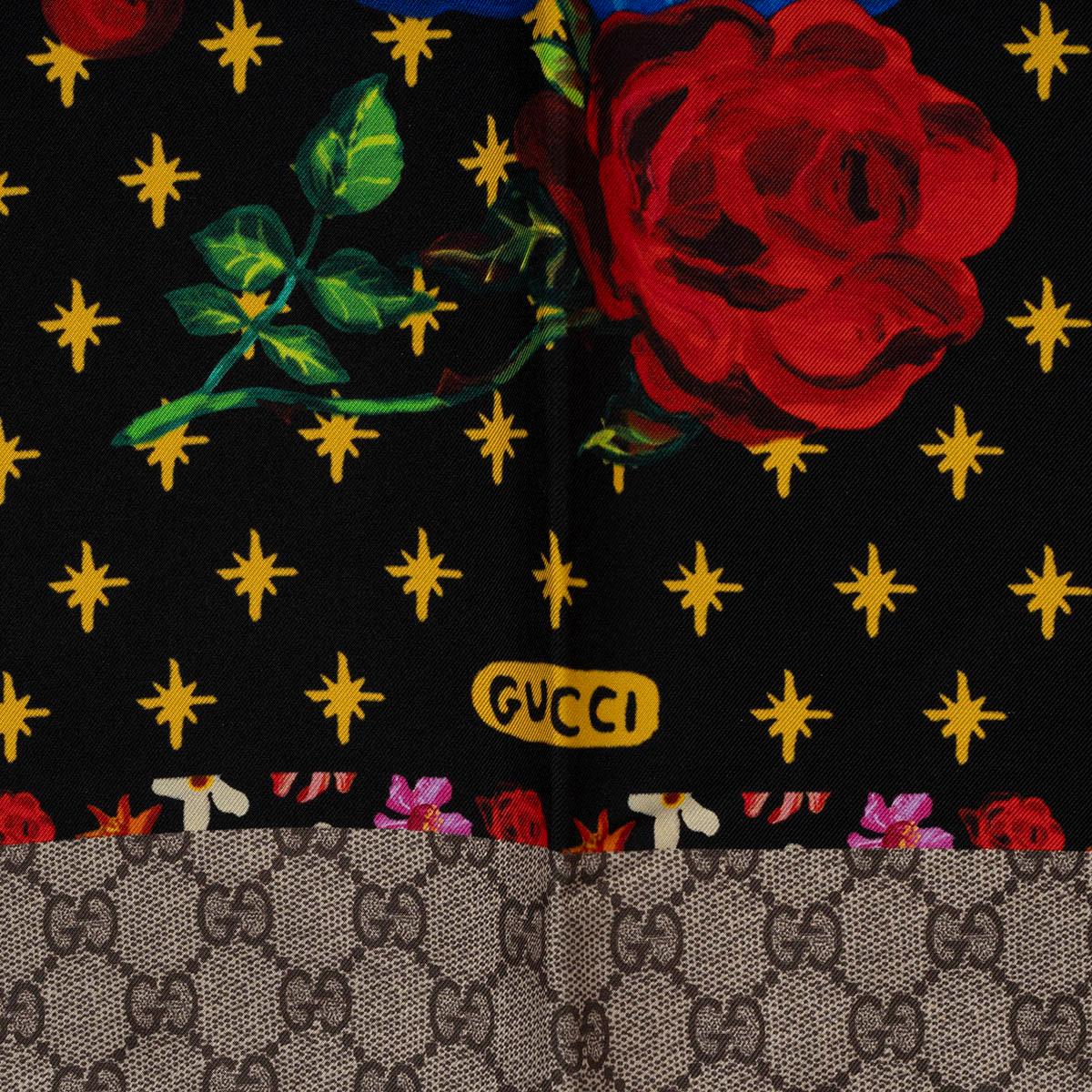 100% authentique écharpe Gucci en soie noire (100%) avec imprimé chiens d'épagneul et vase multicolores et bordure en GG taupe. A été porté et est en excellent état. 

Mesures
Largeur	90cm (35.1in)
Longueur	90cm (35.1in)

Toutes nos annonces ne