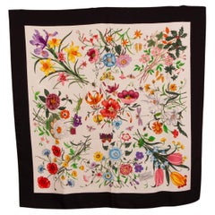GUCCI Bufanda GOTHIC FLORA 90 en sarga de seda negra y multicolor
