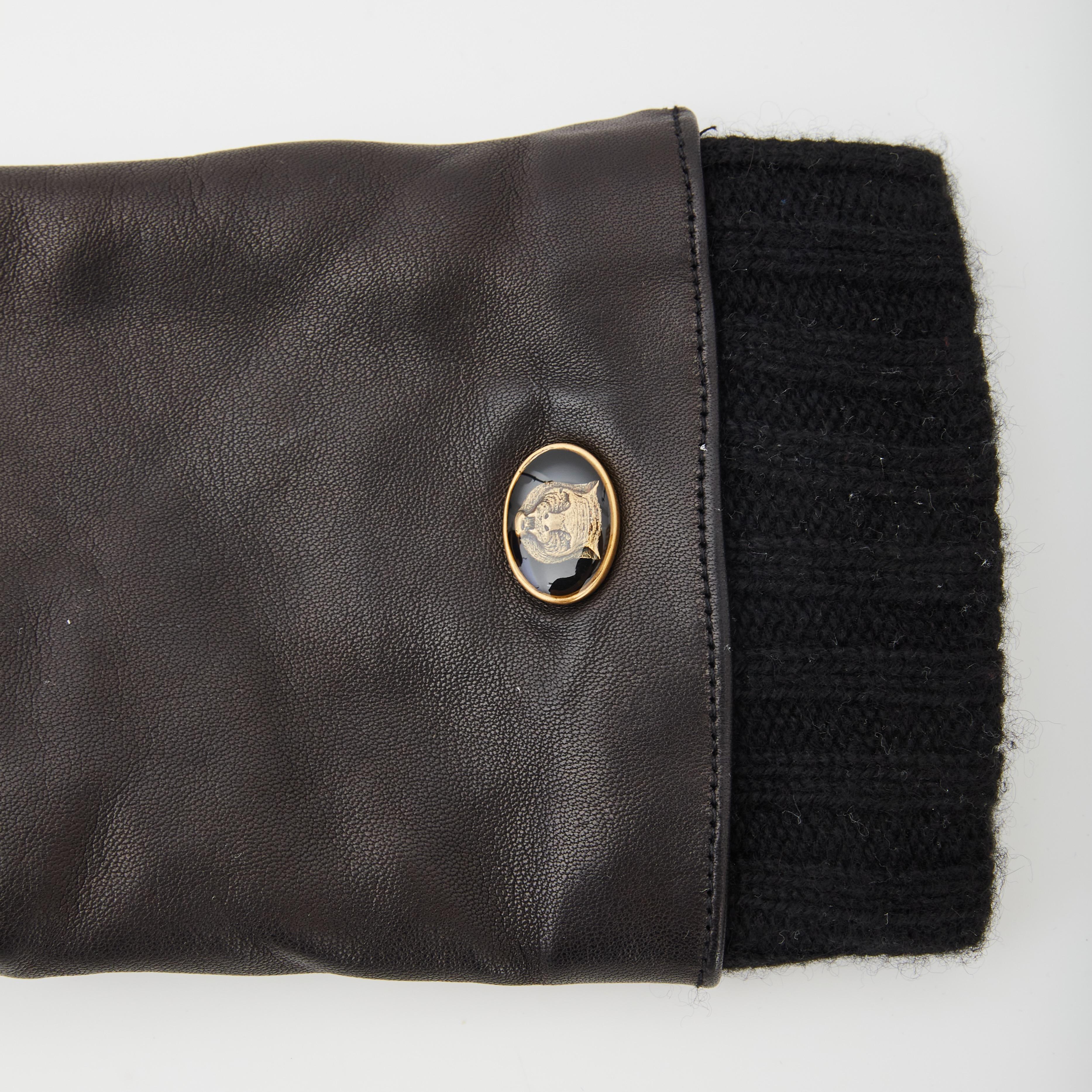 COLOR: Negro
MATERIAL: Piel de napa y cachemira
CÓDIGO ARTÍCULO 524047 48A02
TALLA: 9,5/Media (195/215mm & 21,5cm)
SE ENTREGA CON: Caja 
ESTADO: Nuevo

Fabricado en Italia
