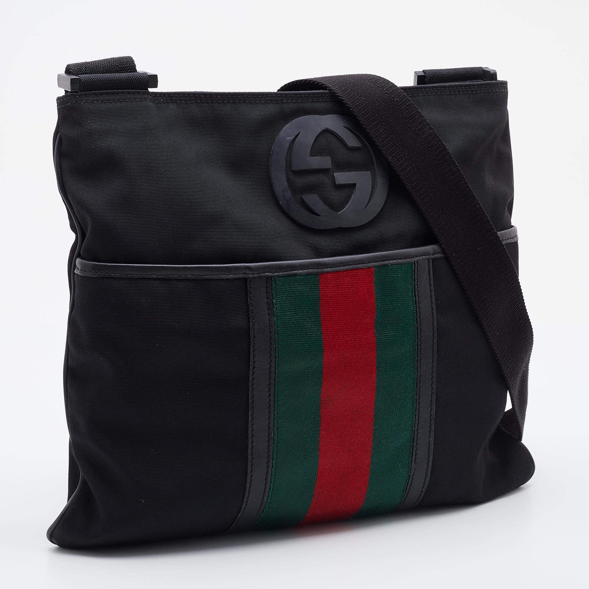 Gucci Black Nylon and Leather Flat Web Messenger Bag In Good Condition In Dubai, Al Qouz 2