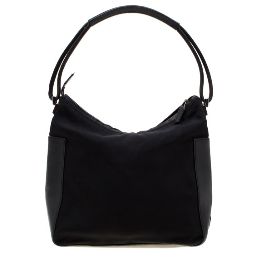Upgrade your fashionable collection with this pretty Gucci bag. Crafted in a combination of nylon and leather, this hobo presents a sophisticated look. Skillfully lined with fabric, this creation provides space and comfort to house your essentials