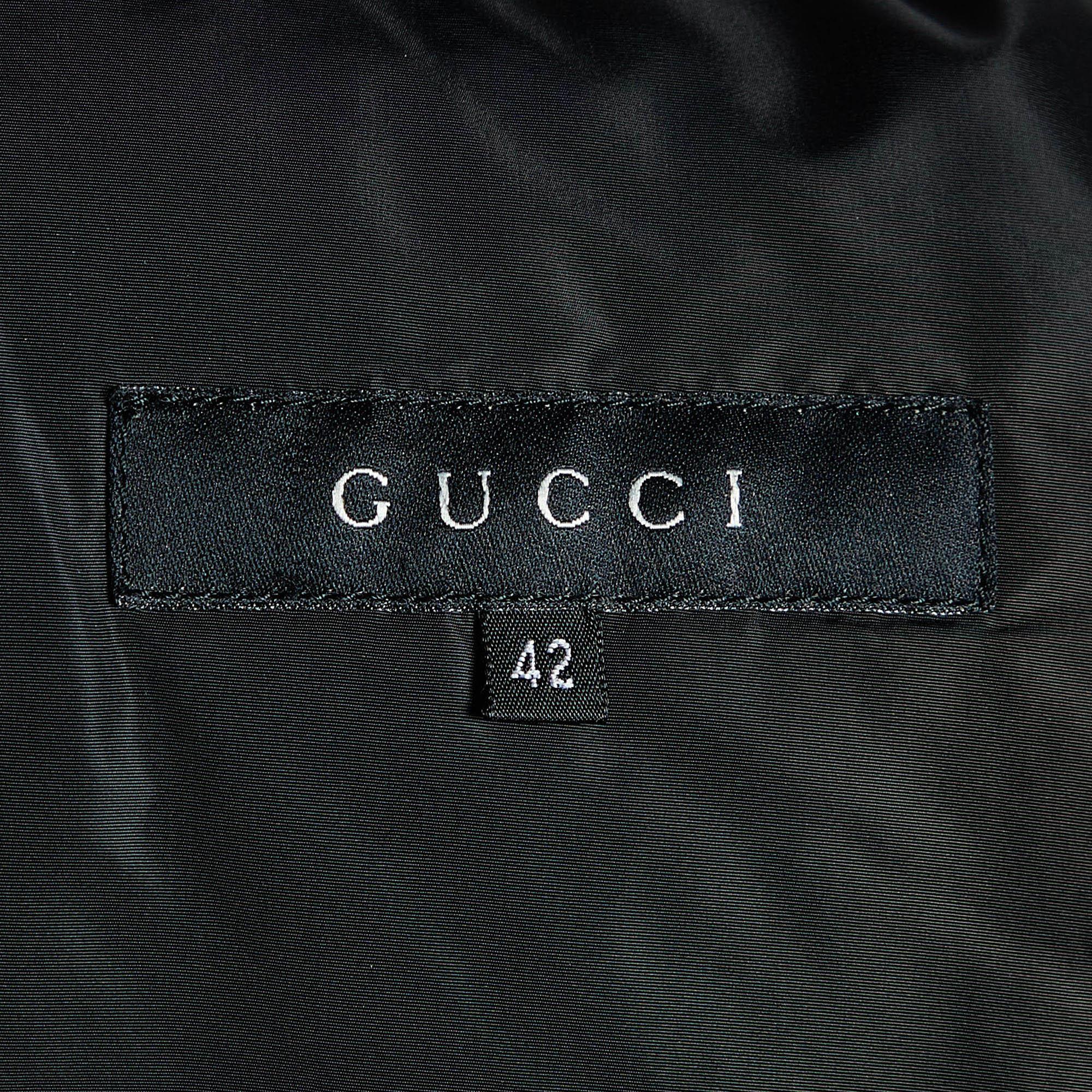 Gucci Schwarze Nylon-Pufferjacke mit Kapuze mit Kapuze M im Zustand „Gut“ im Angebot in Dubai, Al Qouz 2