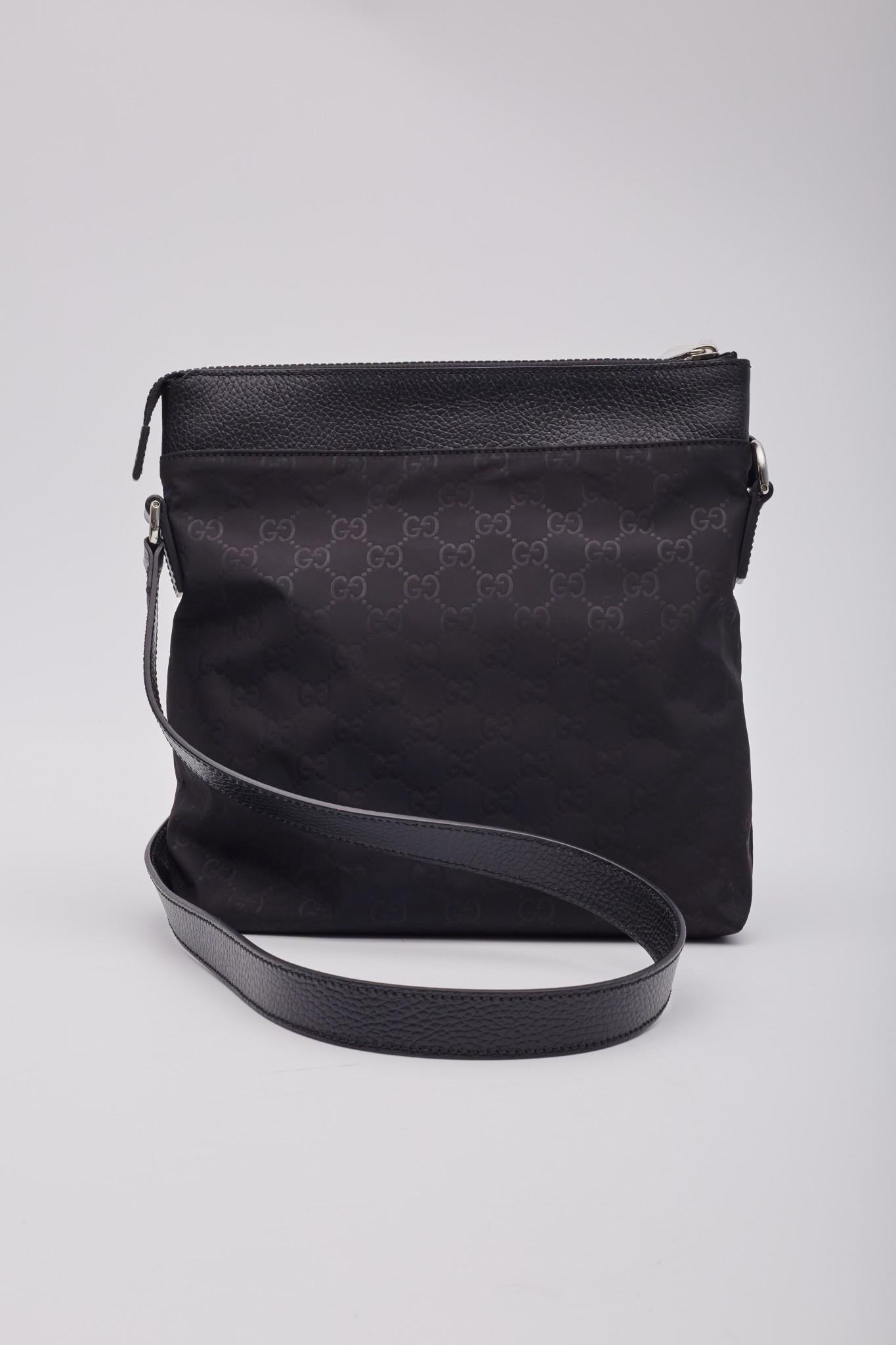 Gucci Black Nylon With Leather Trim Messenger Bag In New Condition For Sale In Montreal, Quebec
