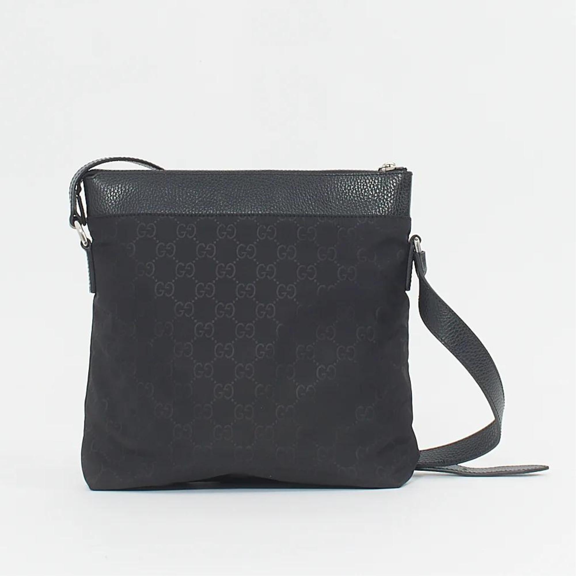 Noir Gucci Black Nylon With Leather Trim Messenger Bag en vente