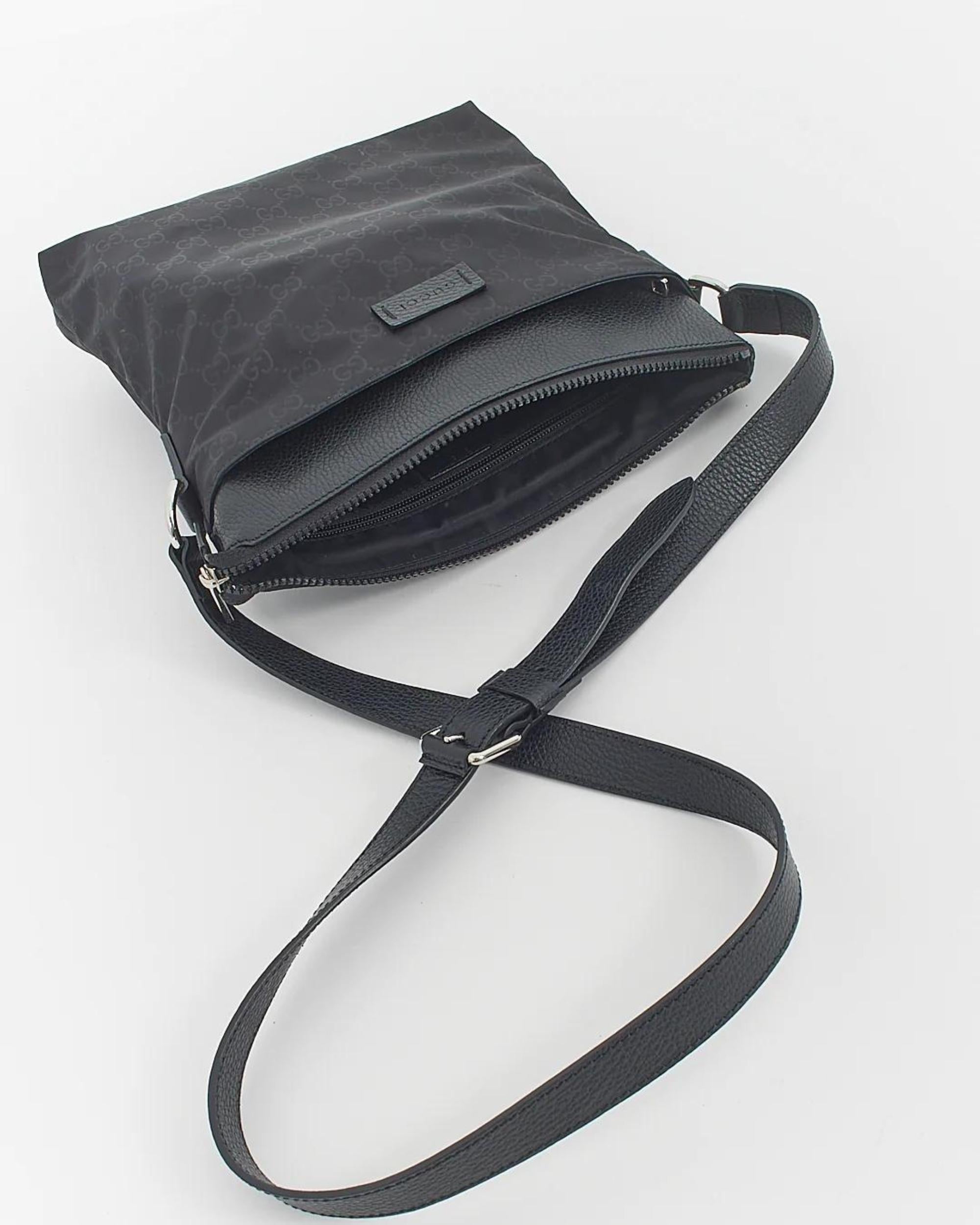 Gucci Black Nylon With Leather Trim Messenger Bag en vente 1