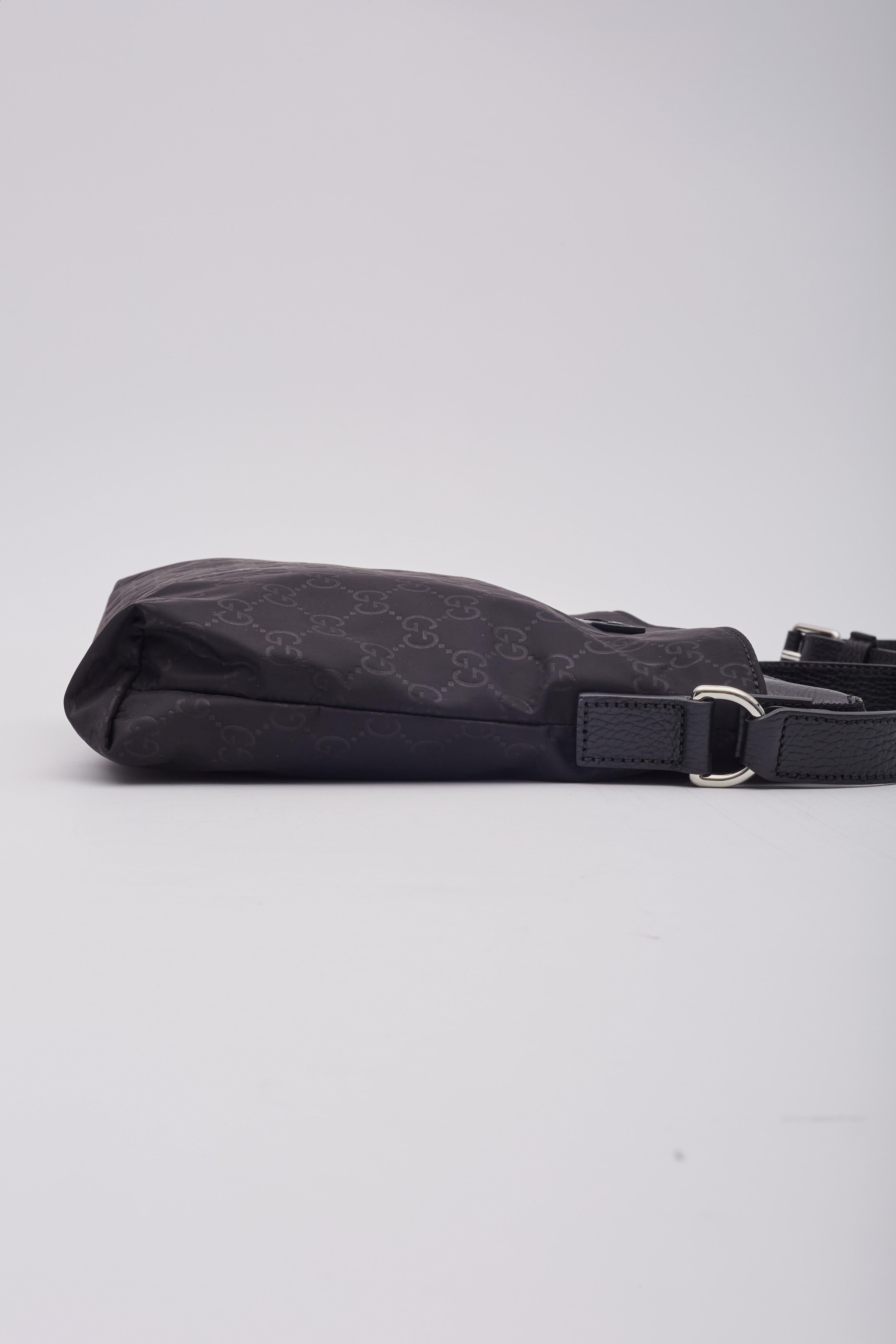 Gucci Black Nylon With Leather Trim Messenger Bag For Sale 2