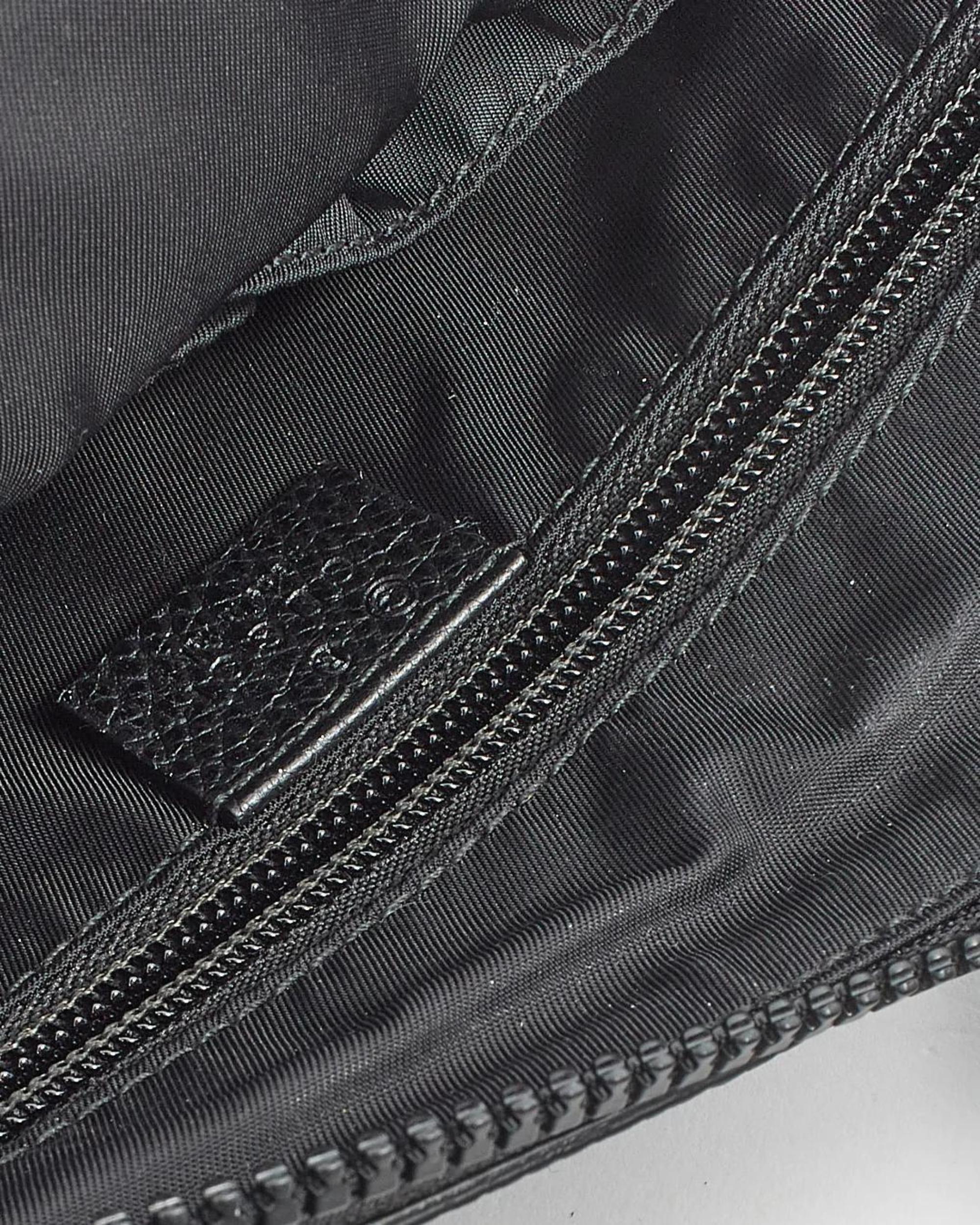 Gucci Black Nylon With Leather Trim Messenger Bag en vente 2