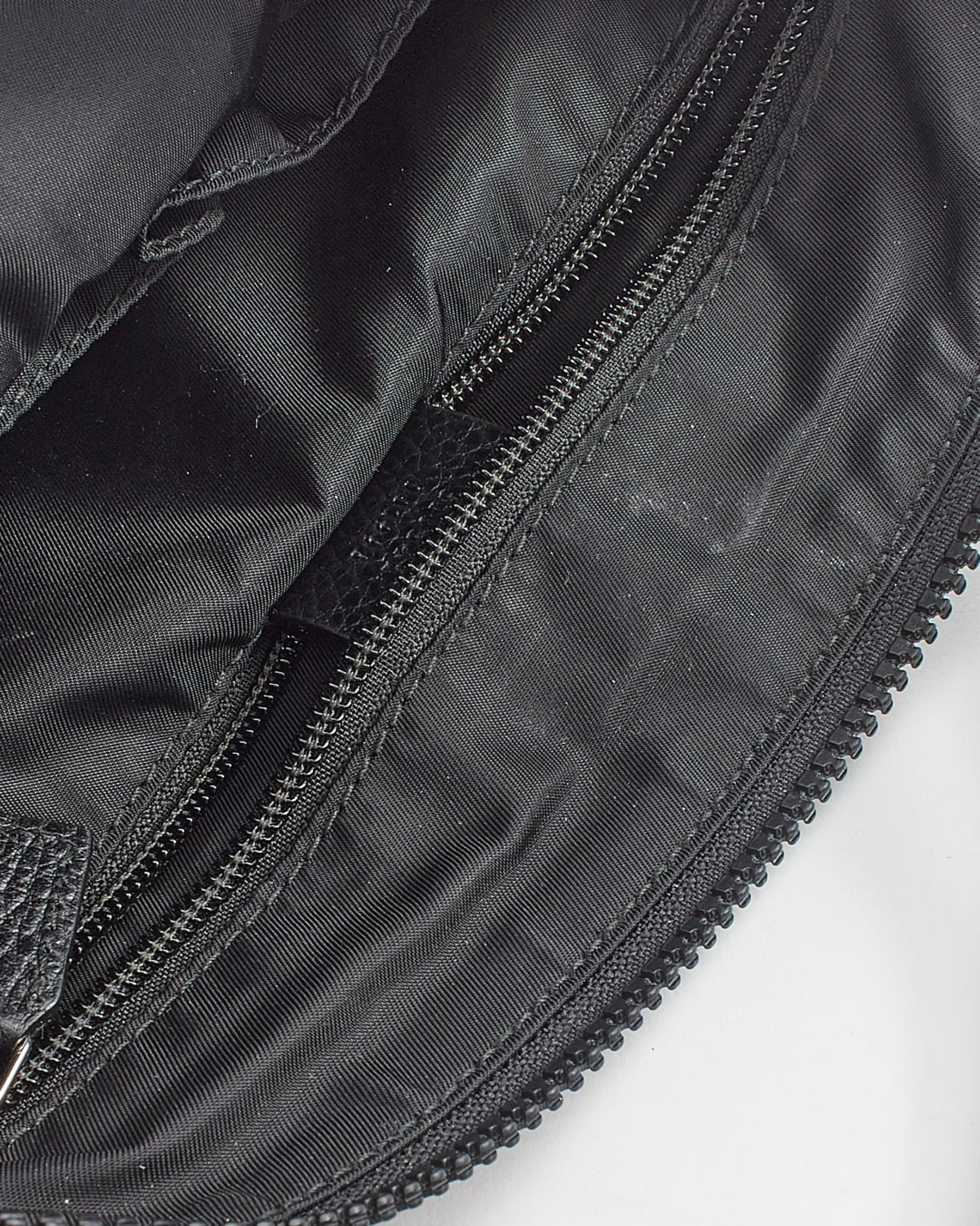 Gucci Black Nylon With Leather Trim Messenger Bag en vente 3