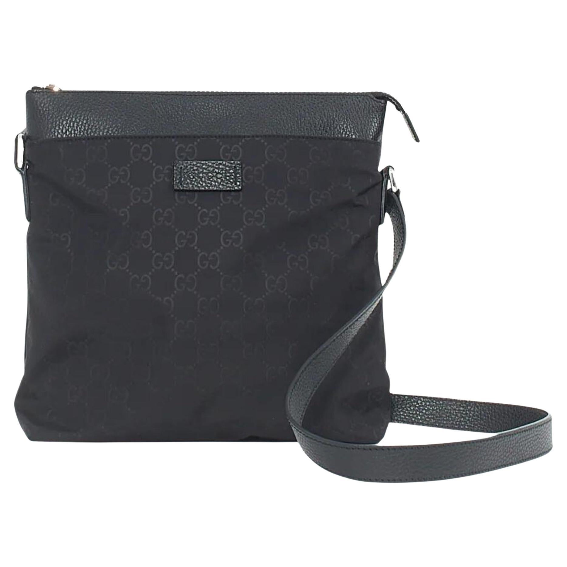 Gucci Black Nylon With Leather Trim Messenger Bag en vente
