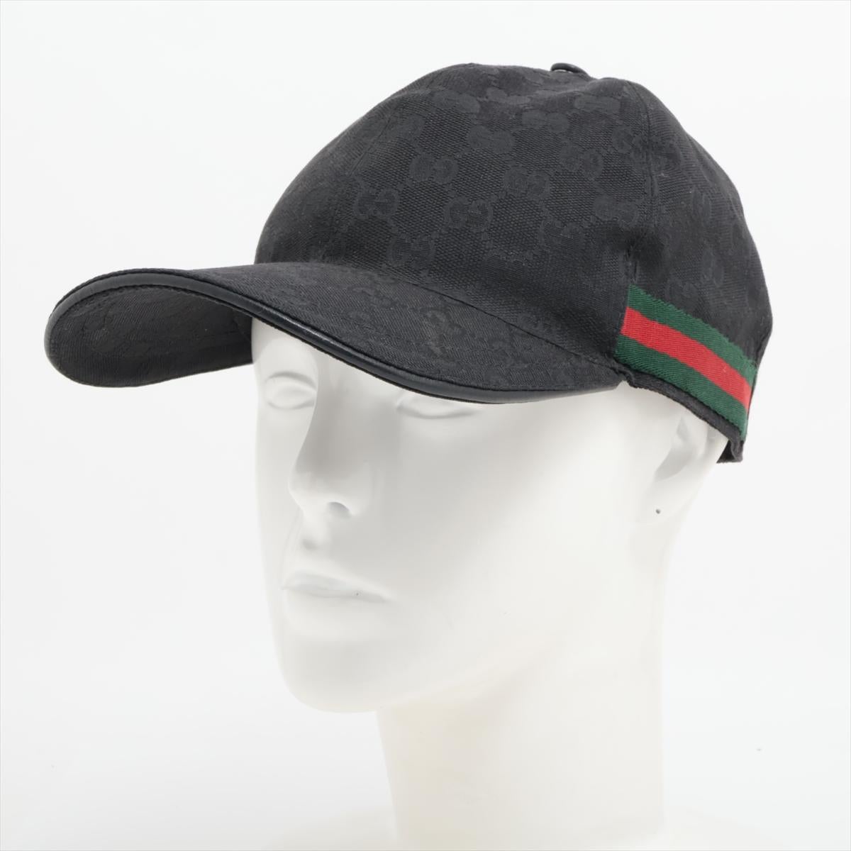 La casquette de baseball Gucci Black Original GG Canvas Baseball Cap with Web est un accessoire élégant qui associe harmonieusement des éléments de design classiques à une touche contemporaine. Confectionnée dans la toile GG emblématique de Gucci,