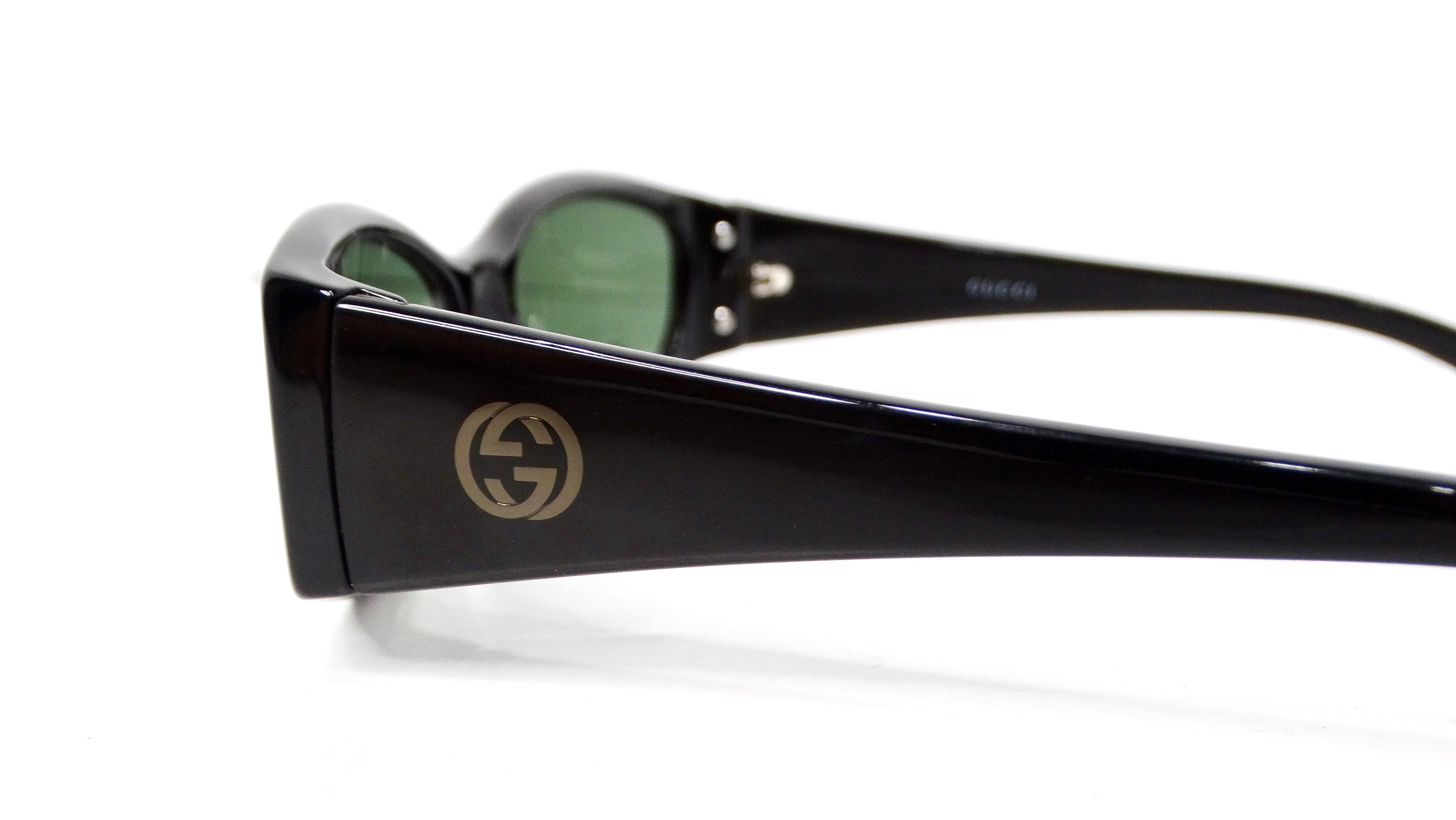 Occhiali da sole Gucci con montatura ovale nera e colorazione verde, circa 1999 In condizioni buone in vendita a Scottsdale, AZ