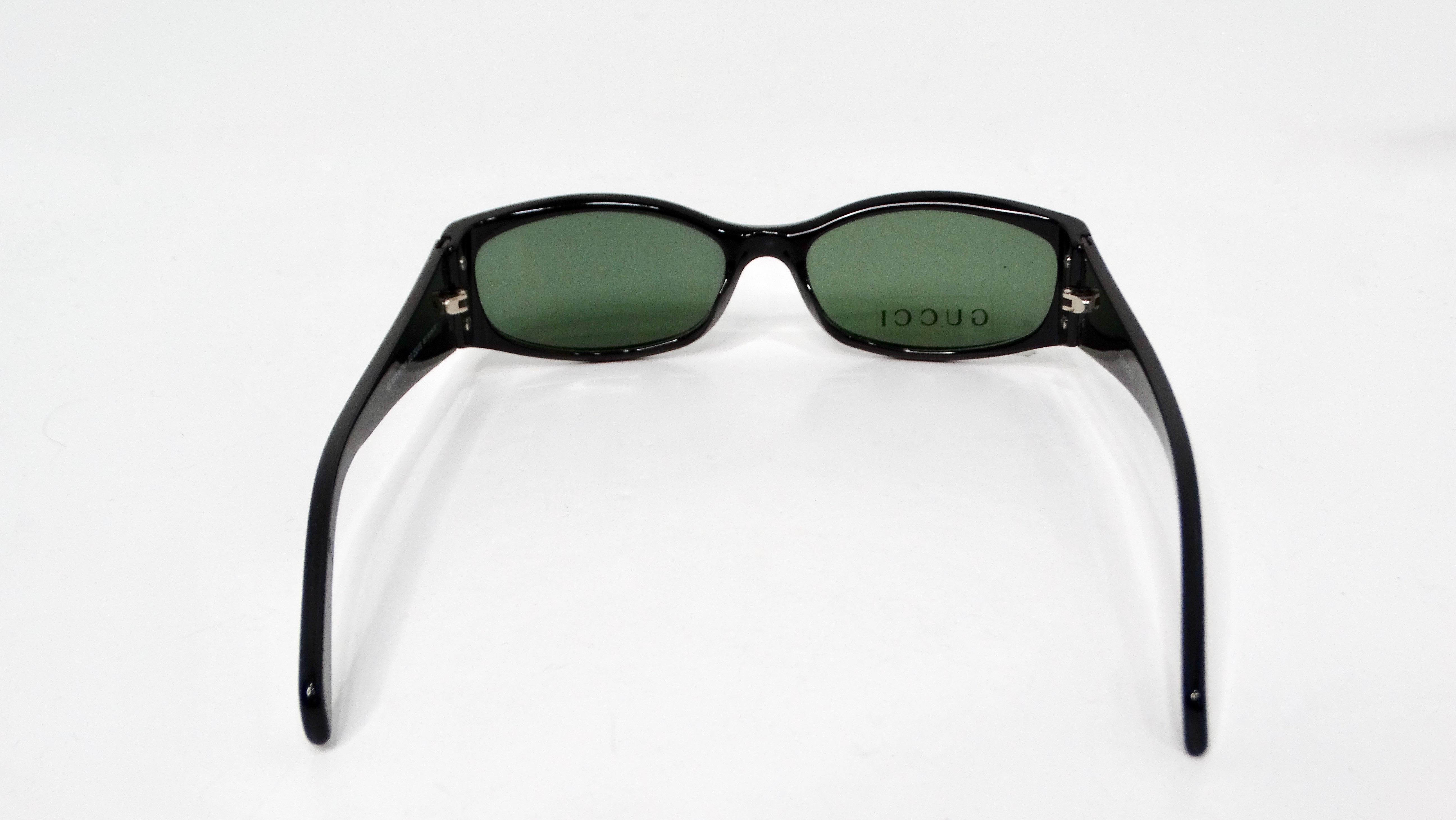 Donna Occhiali da sole Gucci con montatura ovale nera e colorazione verde, circa 1999 in vendita