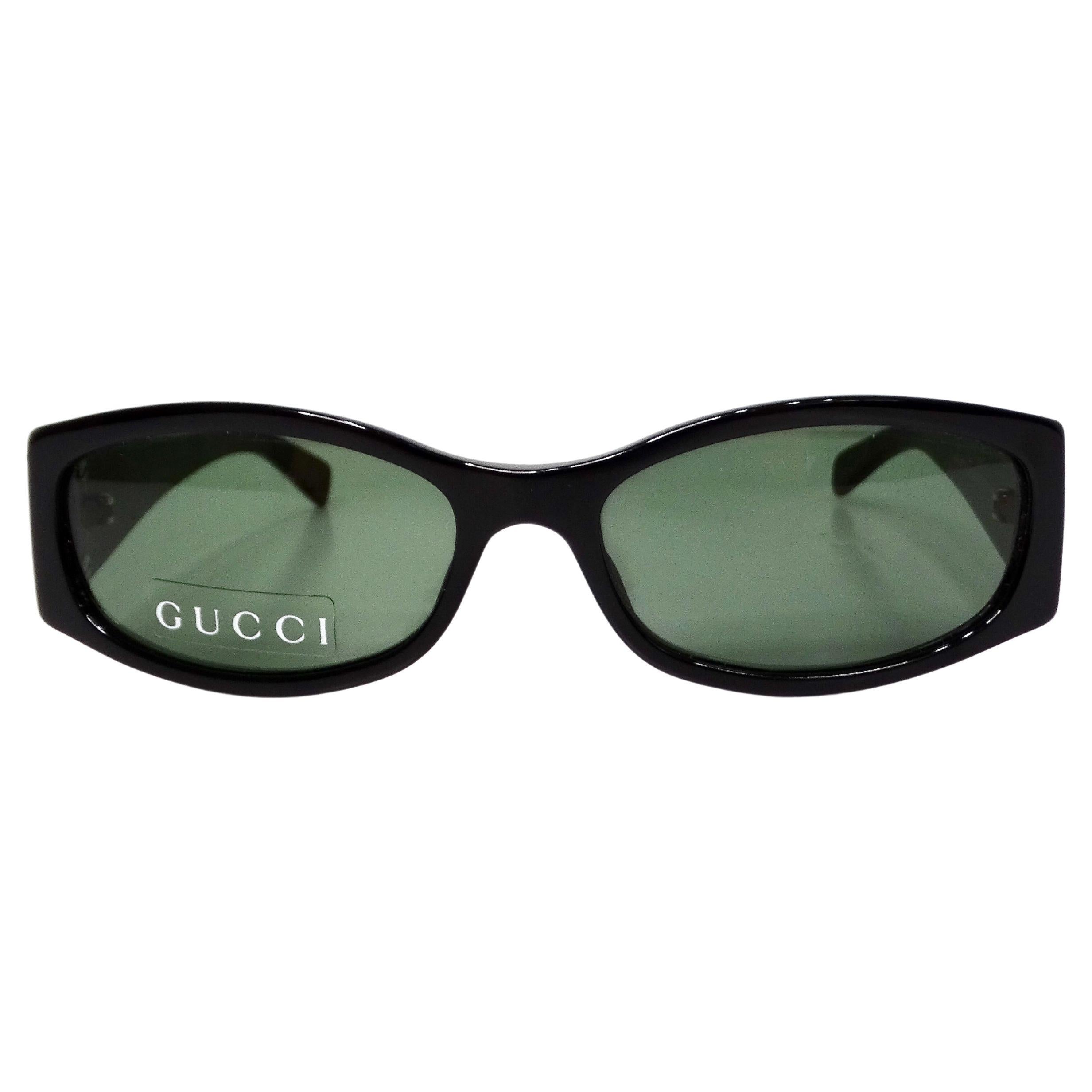 Occhiali da sole Gucci con montatura ovale nera e colorazione verde, circa 1999
