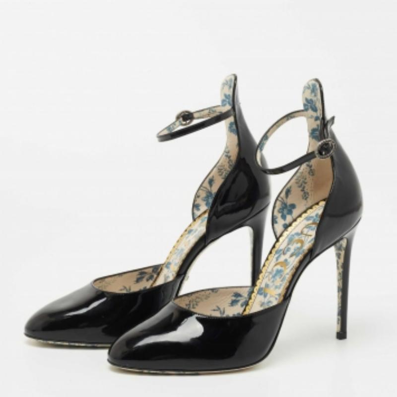 Exhibe un estilo elegante con este par de zapatos de salón. Estos elegantes zapatos están fabricados con materiales de calidad. Llevan suelas duraderas y tacones elegantes.